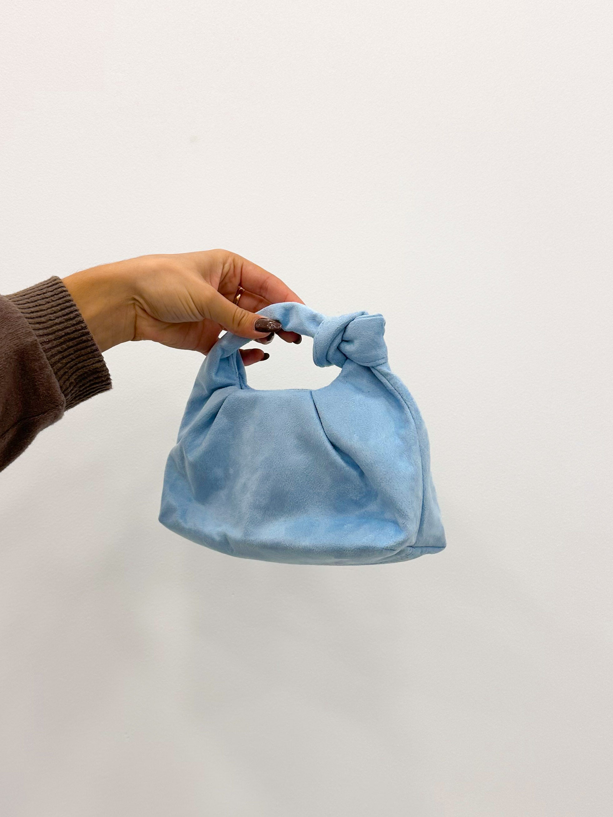 Pochette en daim à nœuds bleus