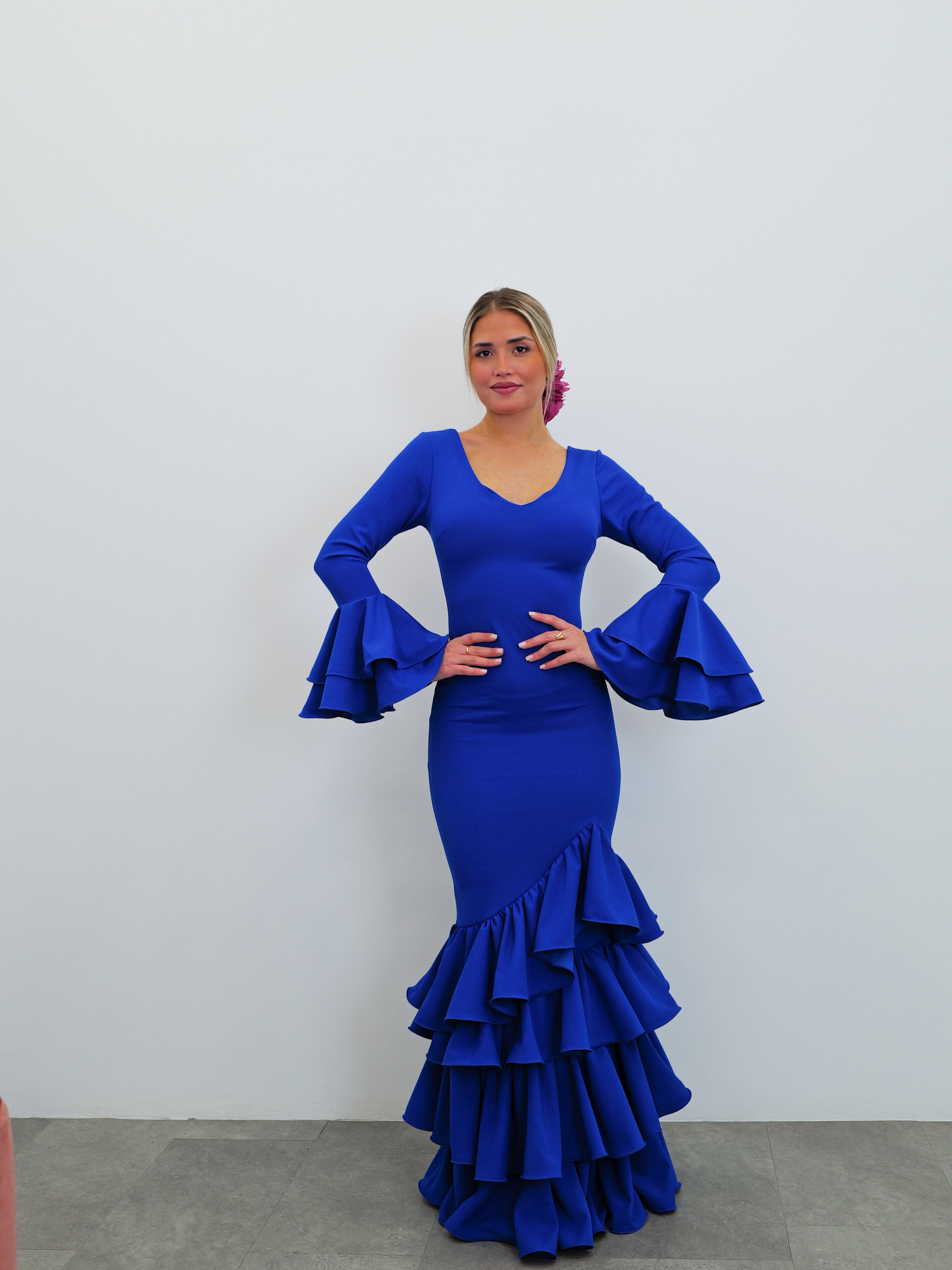 Robe flamenco asymétrique avec volants en klein