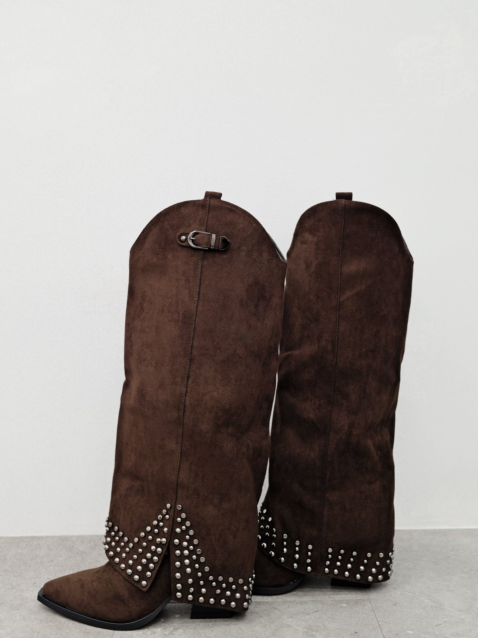 Botte à talons cloutée en daim chocolat - Sorellas The Brand Barcelona S.L