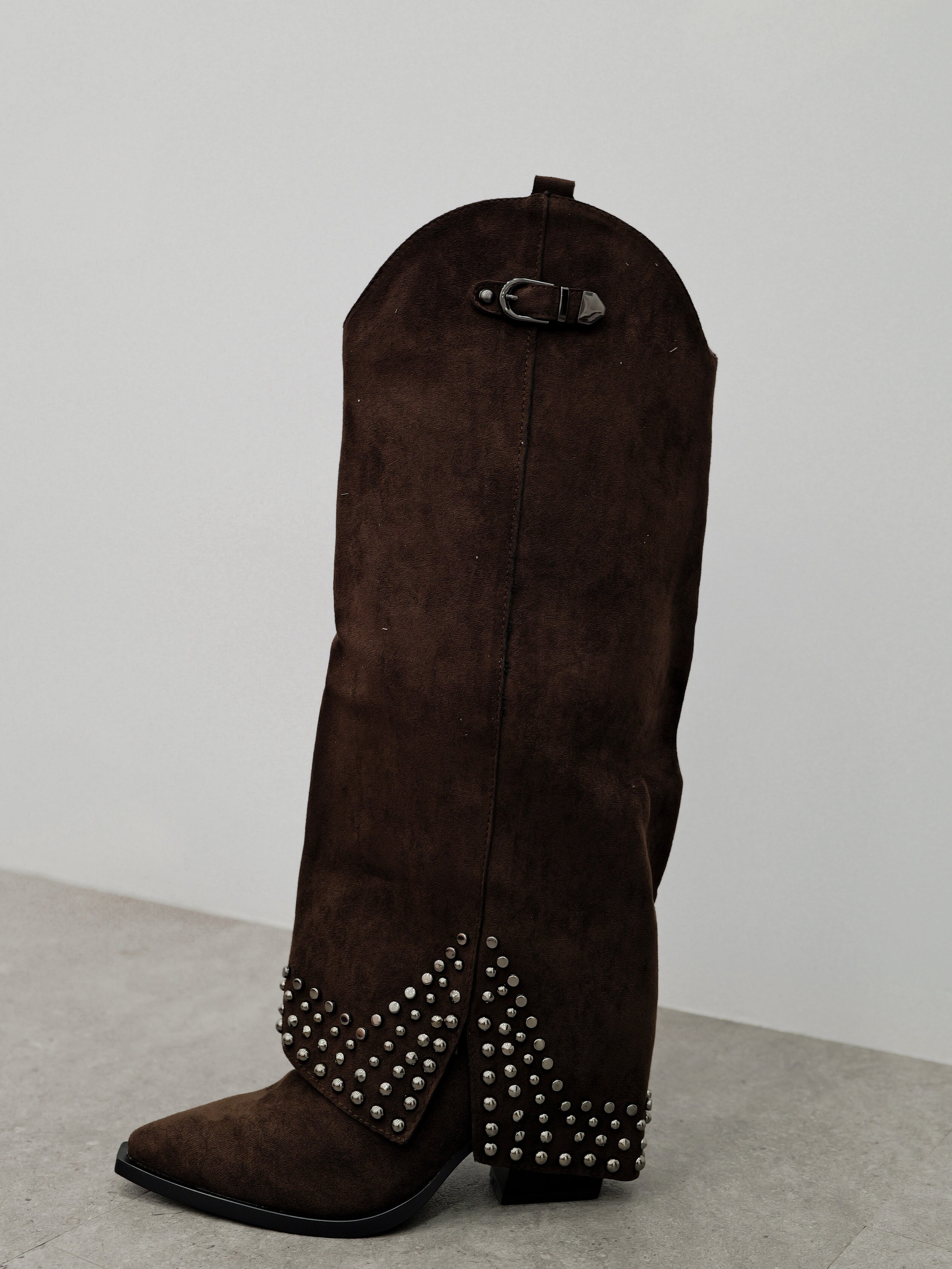 Bottines à talons en daim chocolat avec clous