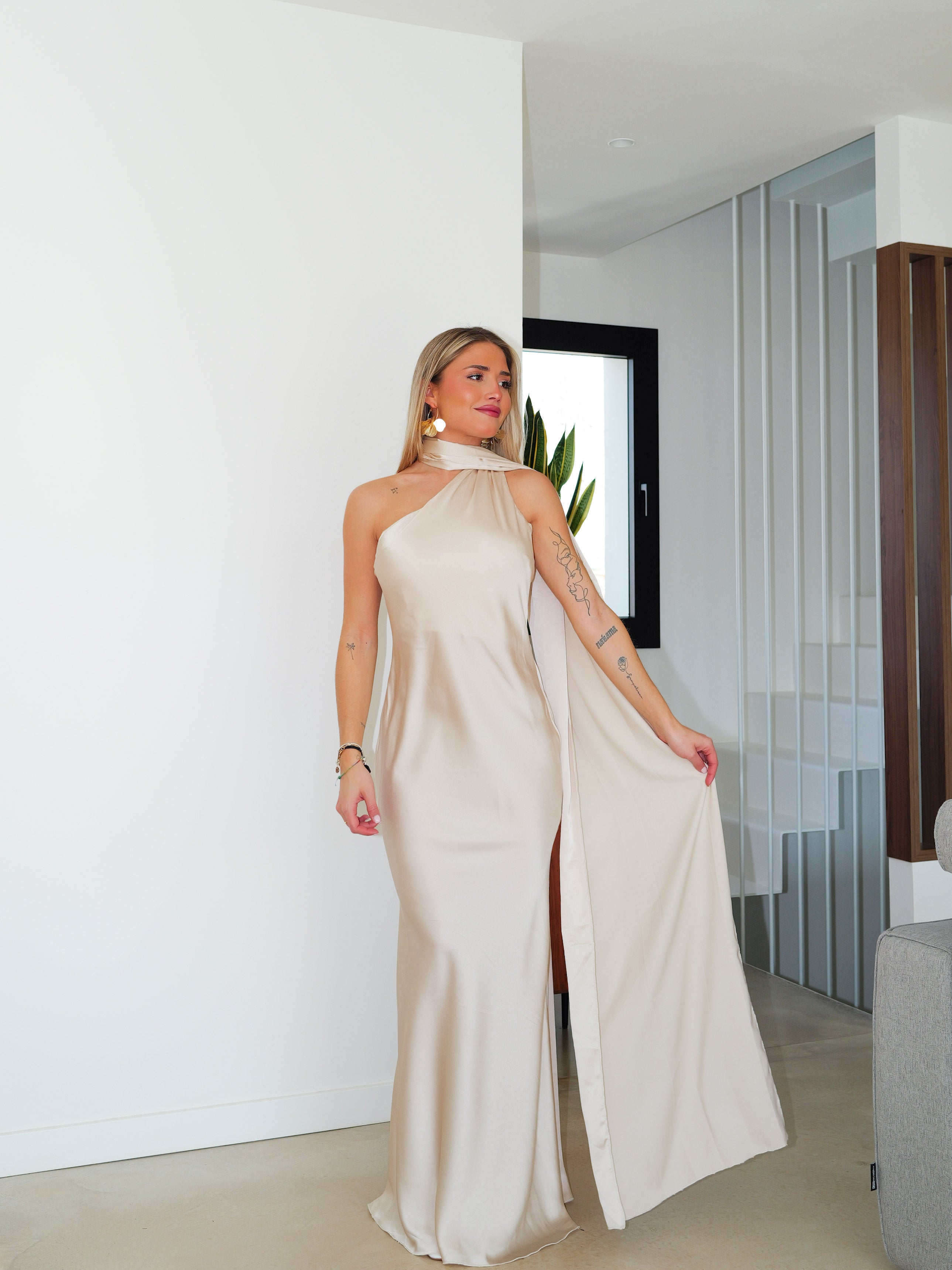 Longue robe tour de cou en satin beige