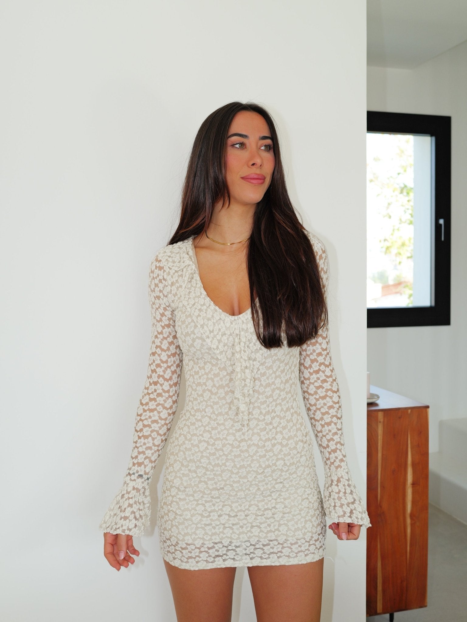 Robe mini col en V en dentelle beige - Sorellas The Brand Barcelona S.L