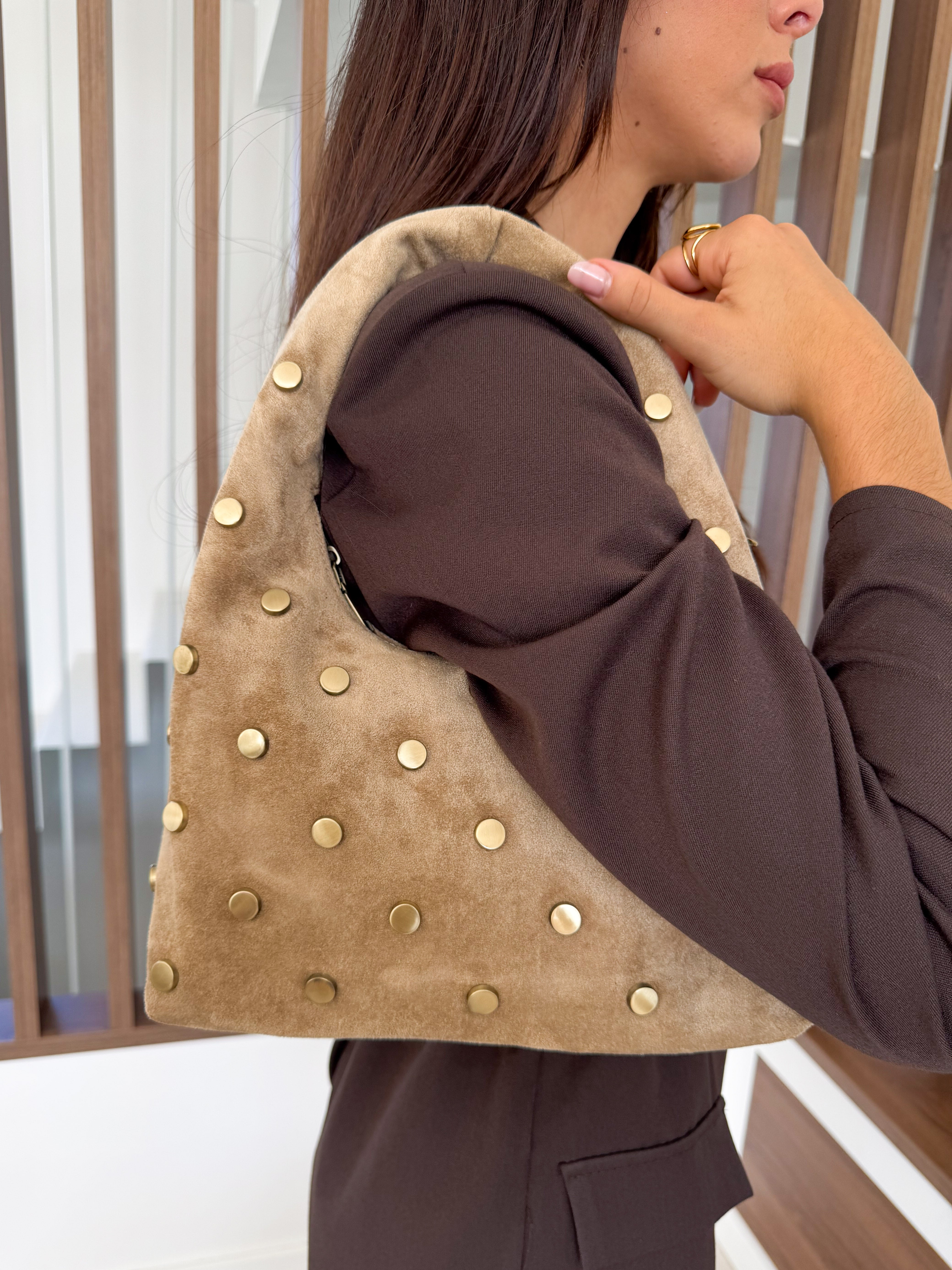 Borsa con manico con borchie dorate tostate