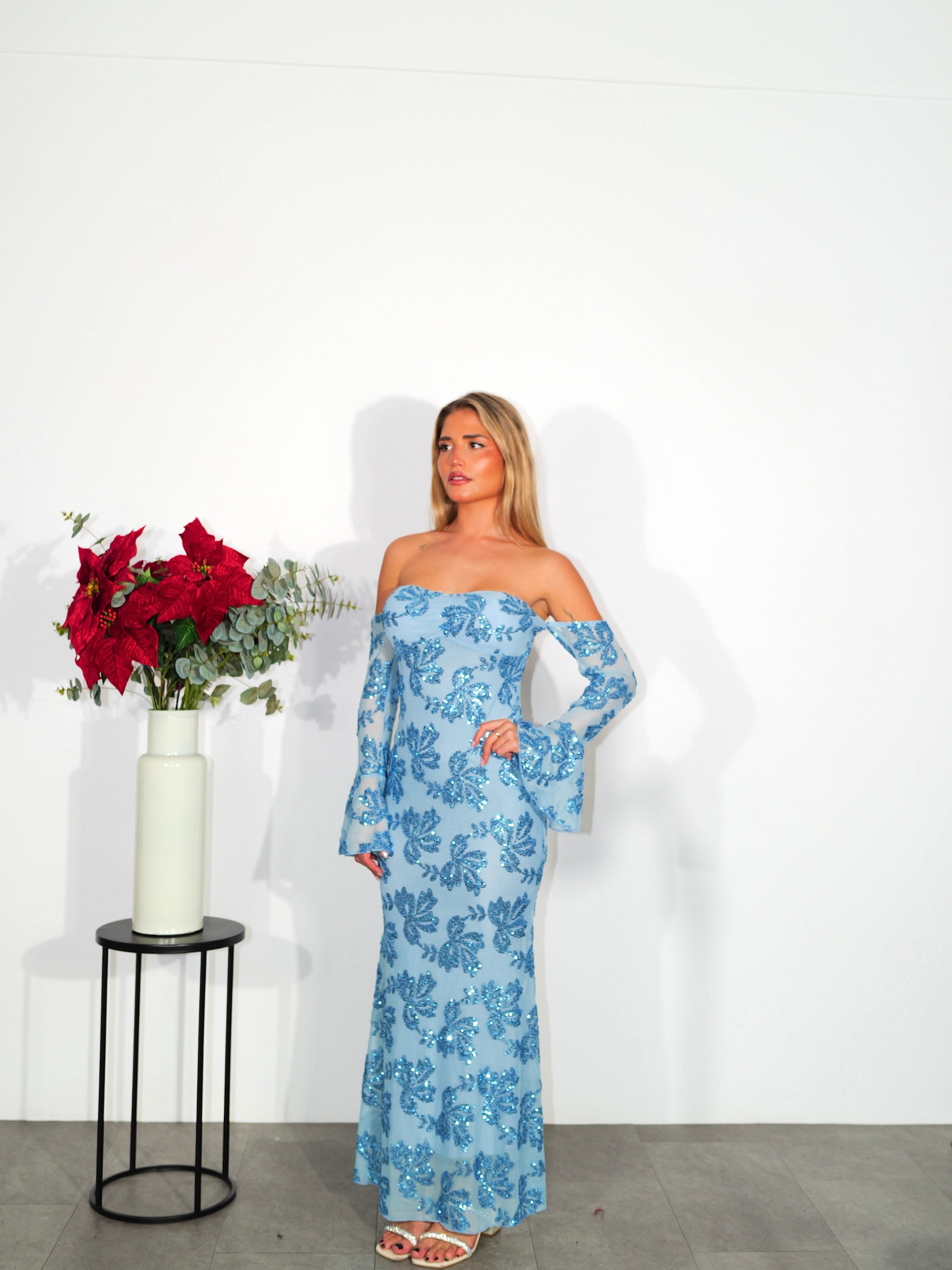 Abito con maniche a cuore e dettagli in tulle