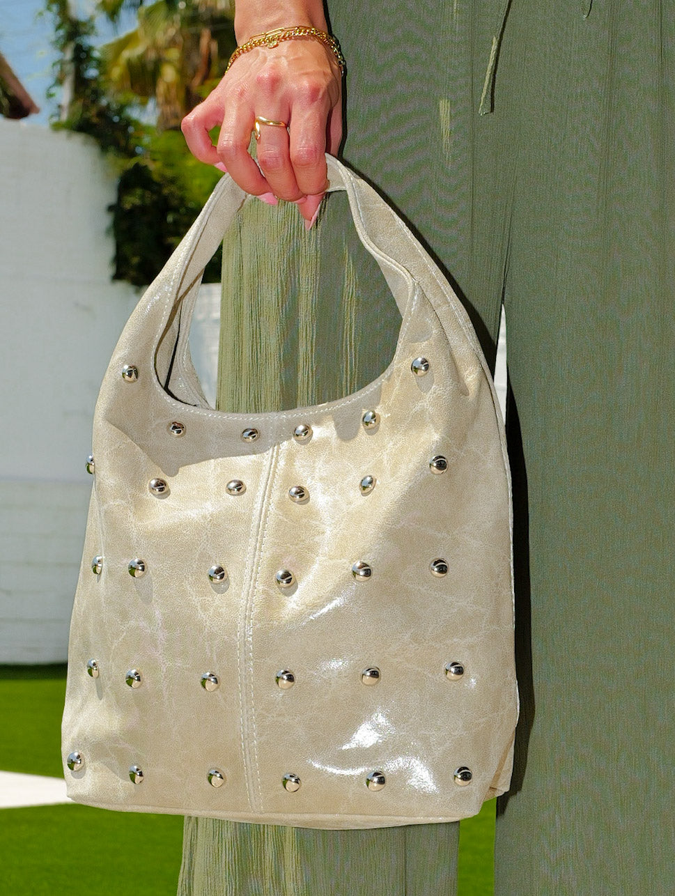 Borsa a tracolla beige con borchie