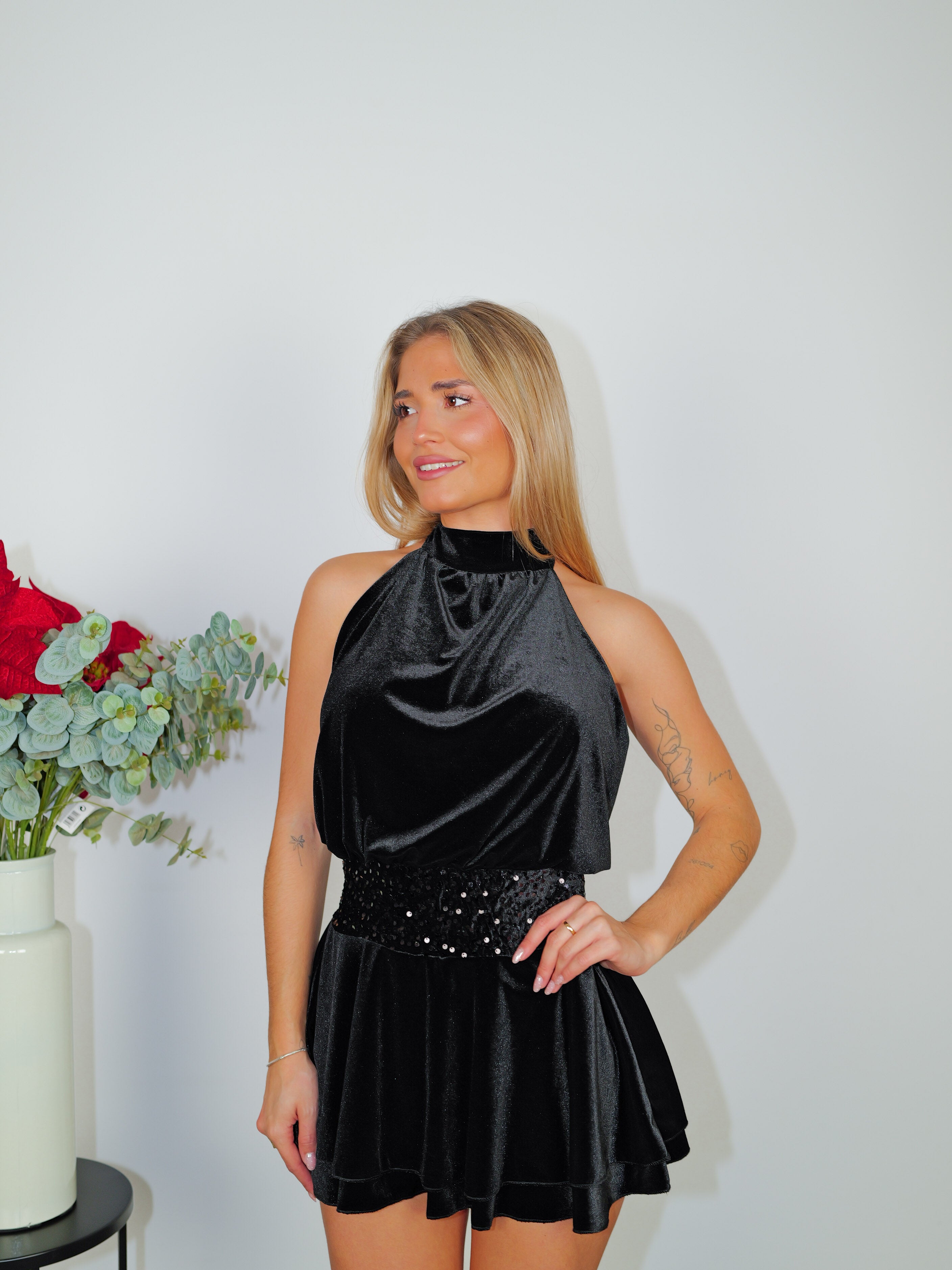 Tuta mini in velluto con glitter in vita nero