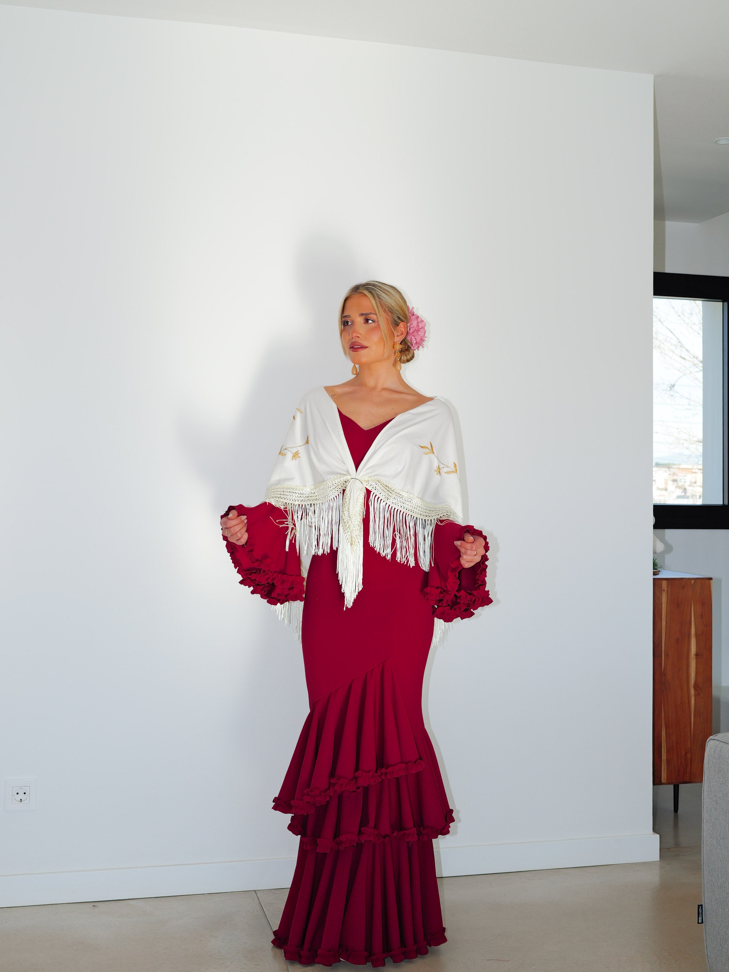 Scialle flamenco ricamato con fiori color crema