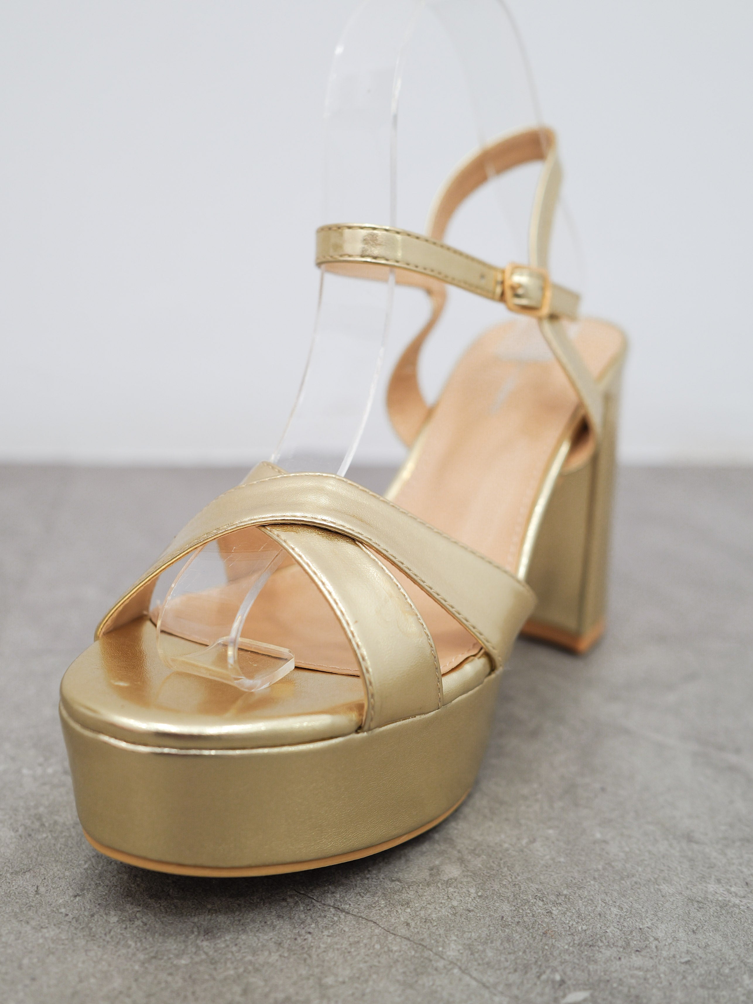 Sandalo con cinturini incrociati color oro