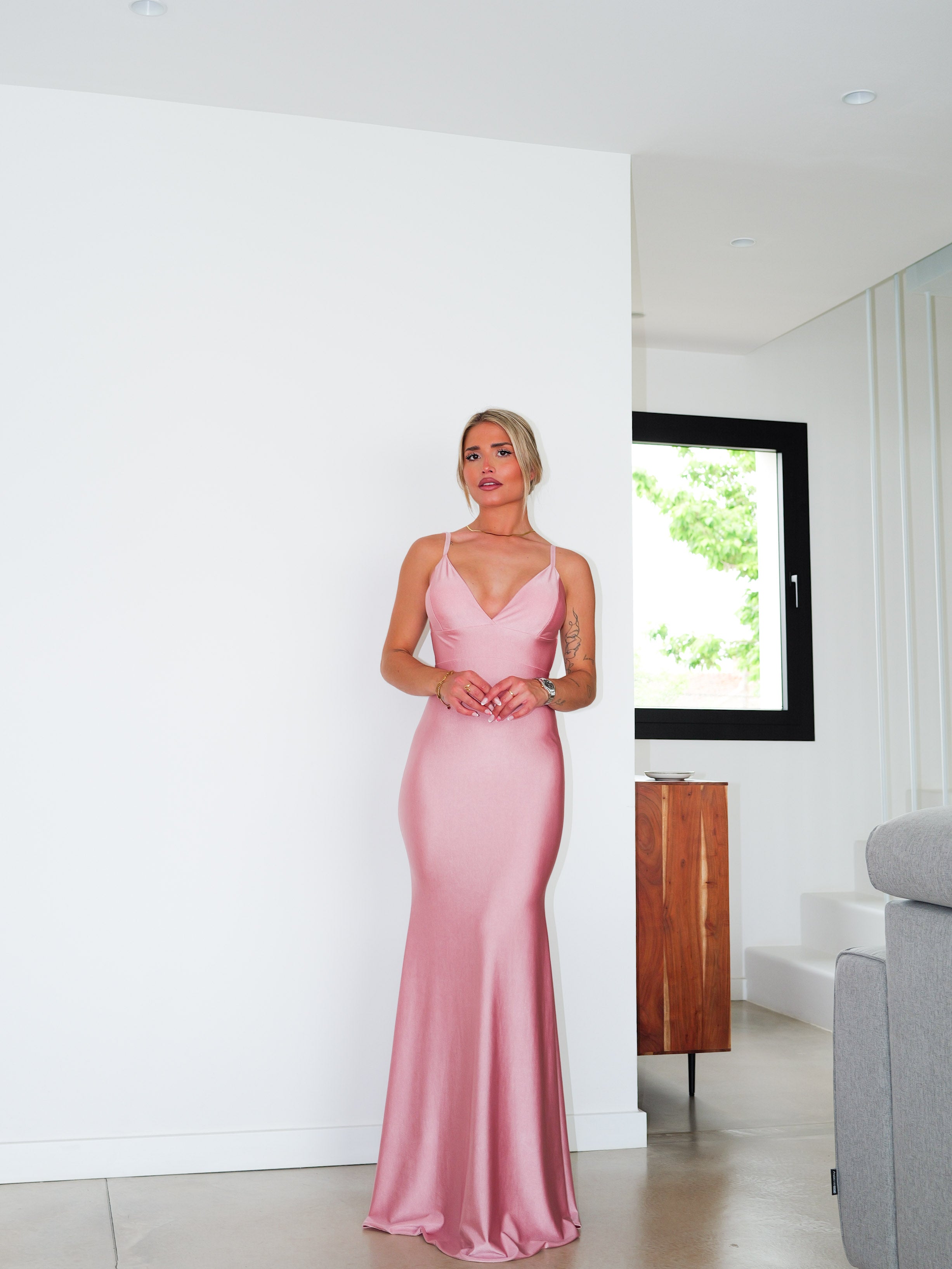 Abito a sirena rosa senza spalline sul retro