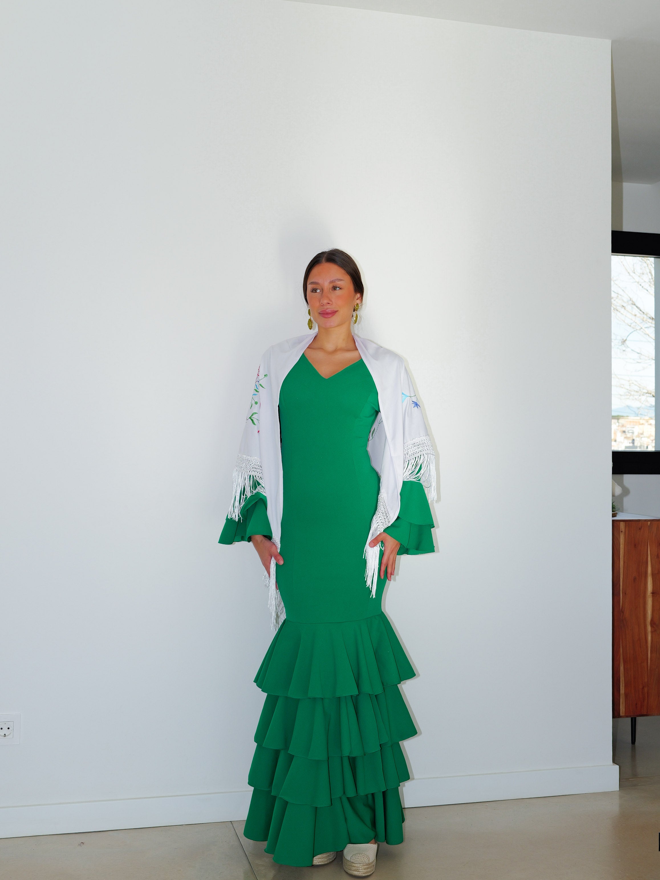 Scialle da flamenco ricamato con fiori bianchi