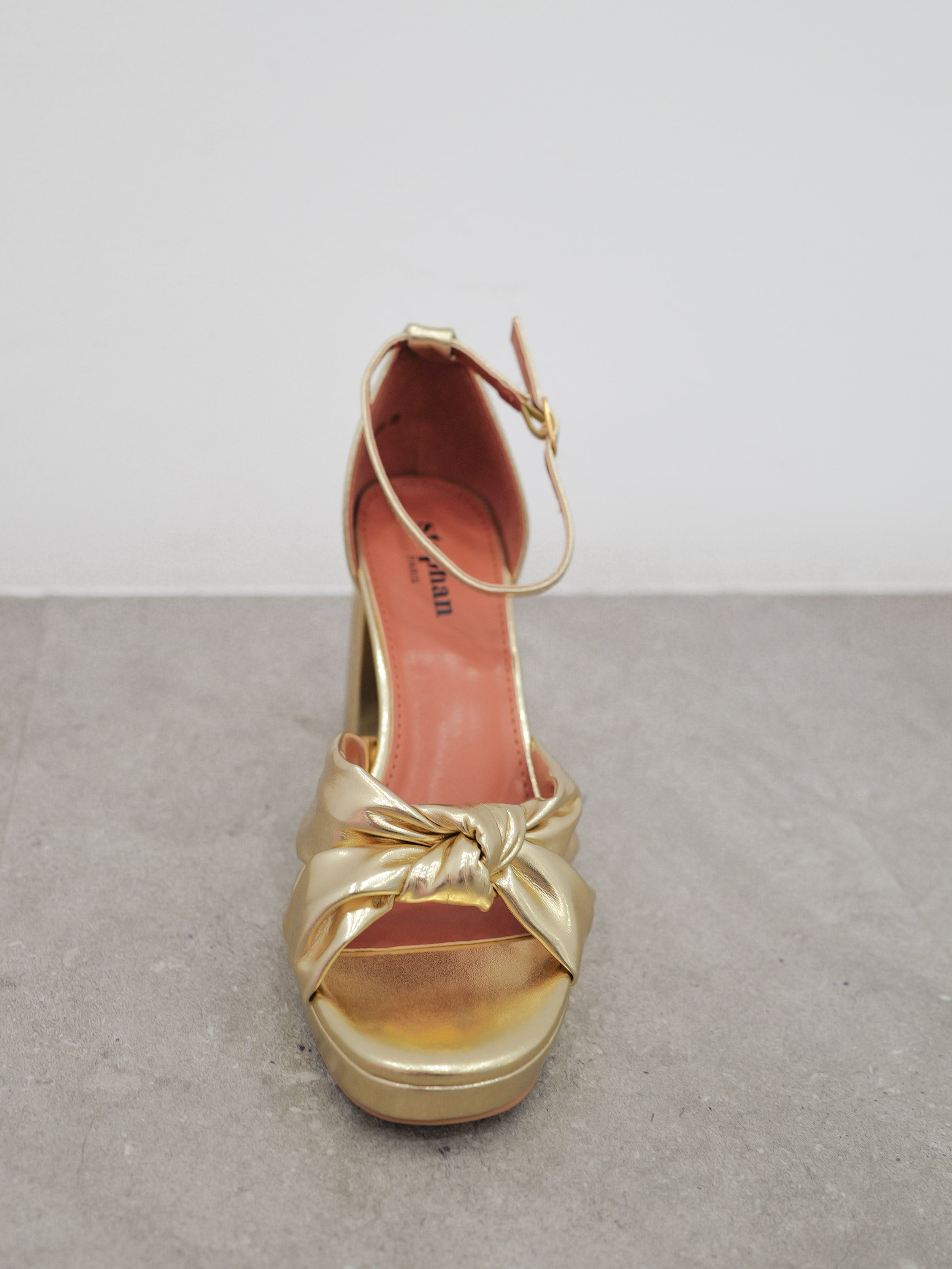 Scarpe con plateau con nodo d'oro