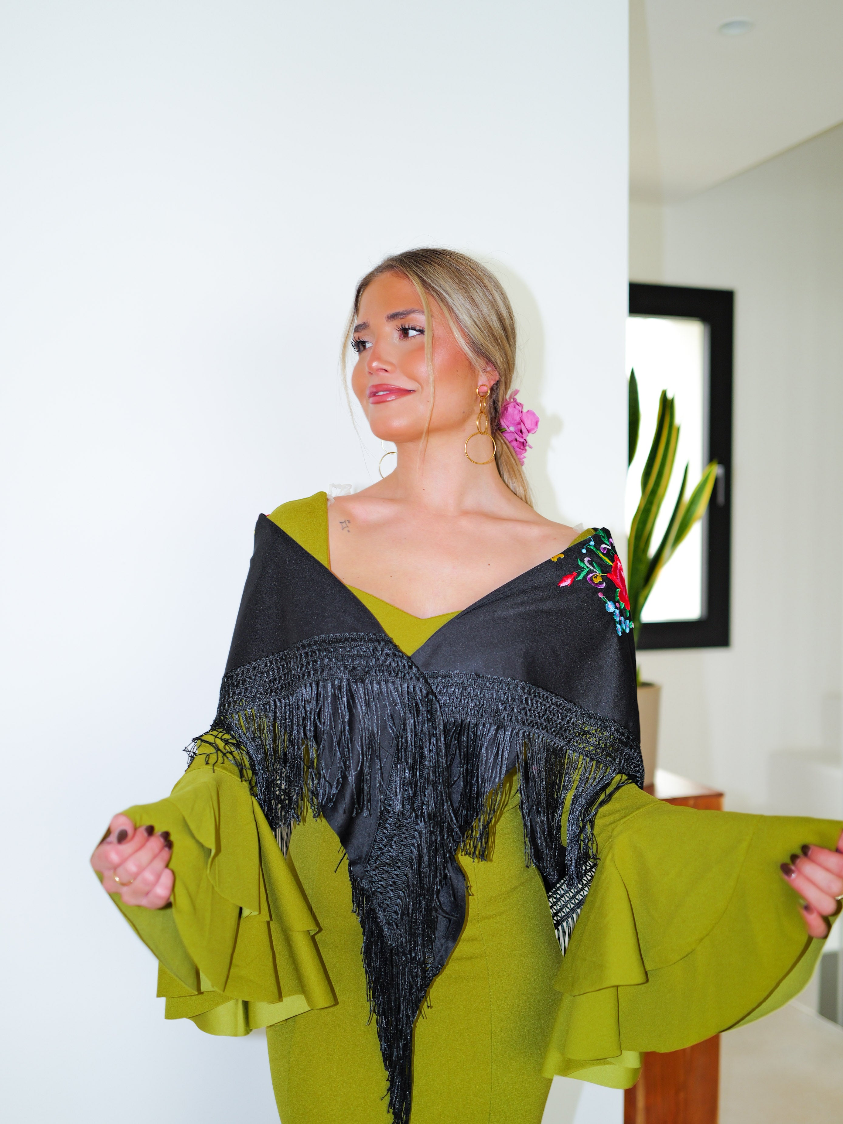 Scialle da flamenco ricamato con fiori neri