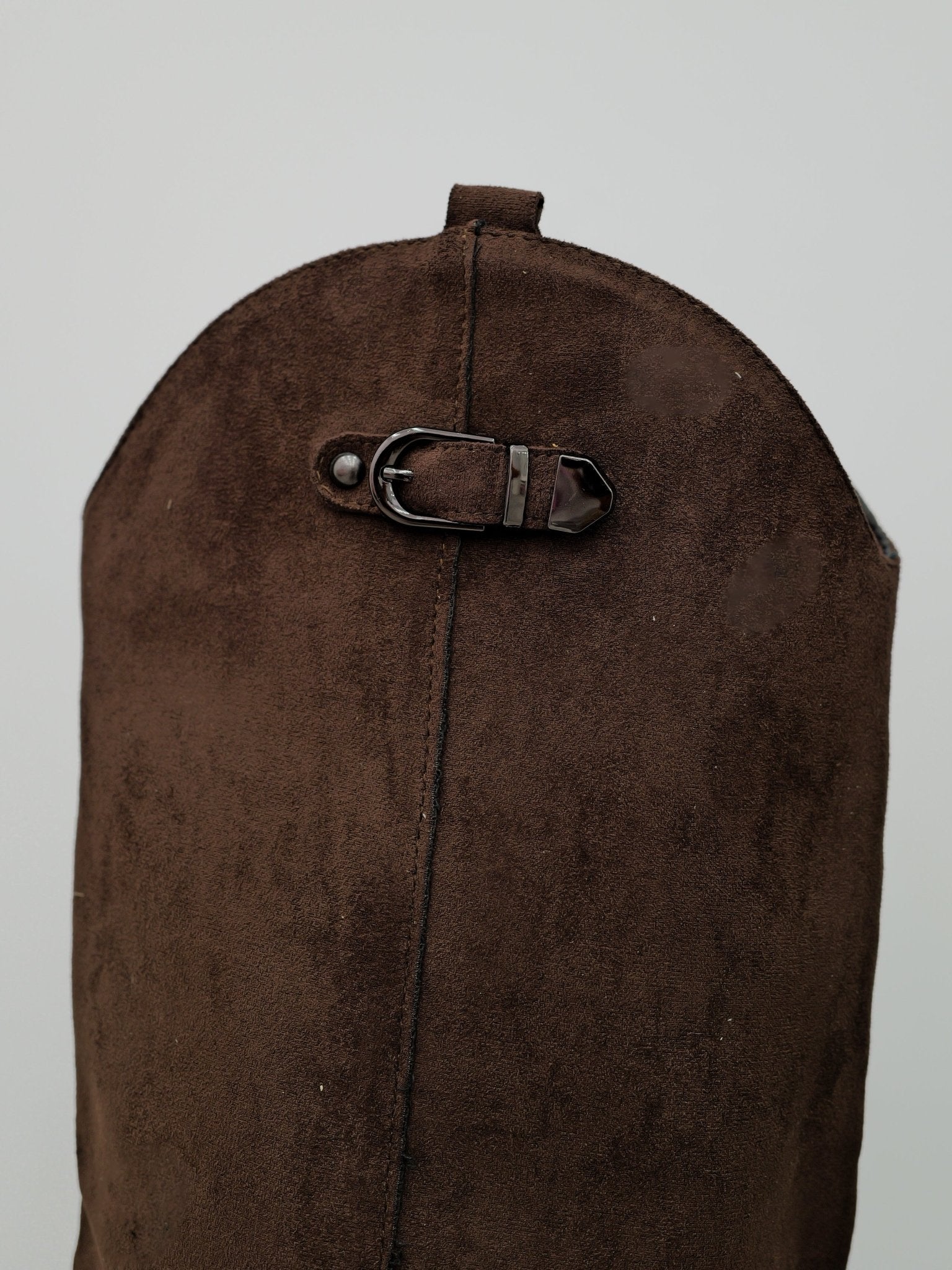 Stivali con tacco e borchie in camoscio color cioccolato - Sorellas The Brand Barcelona S.L