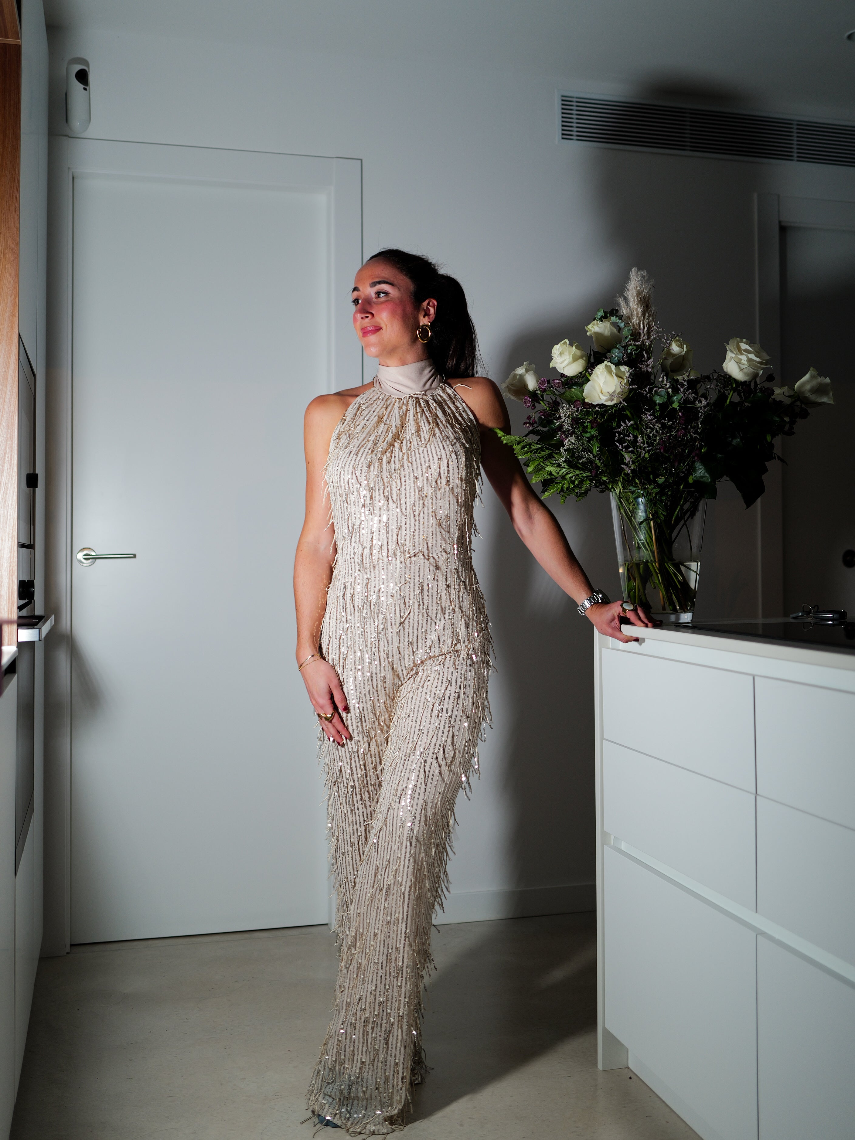 Tuta halter beige con frange e strass