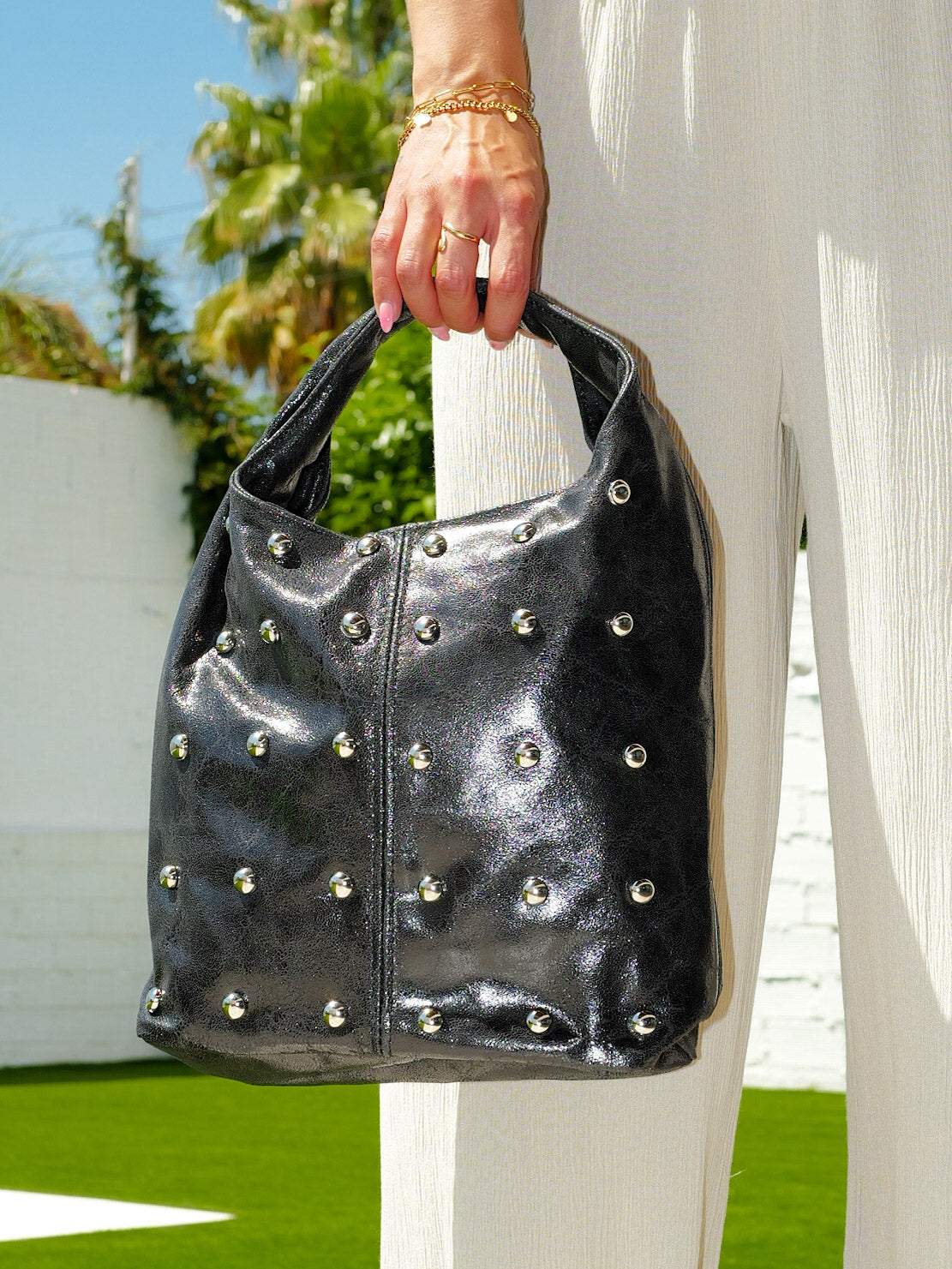 Borsa a tracolla nera con borchie