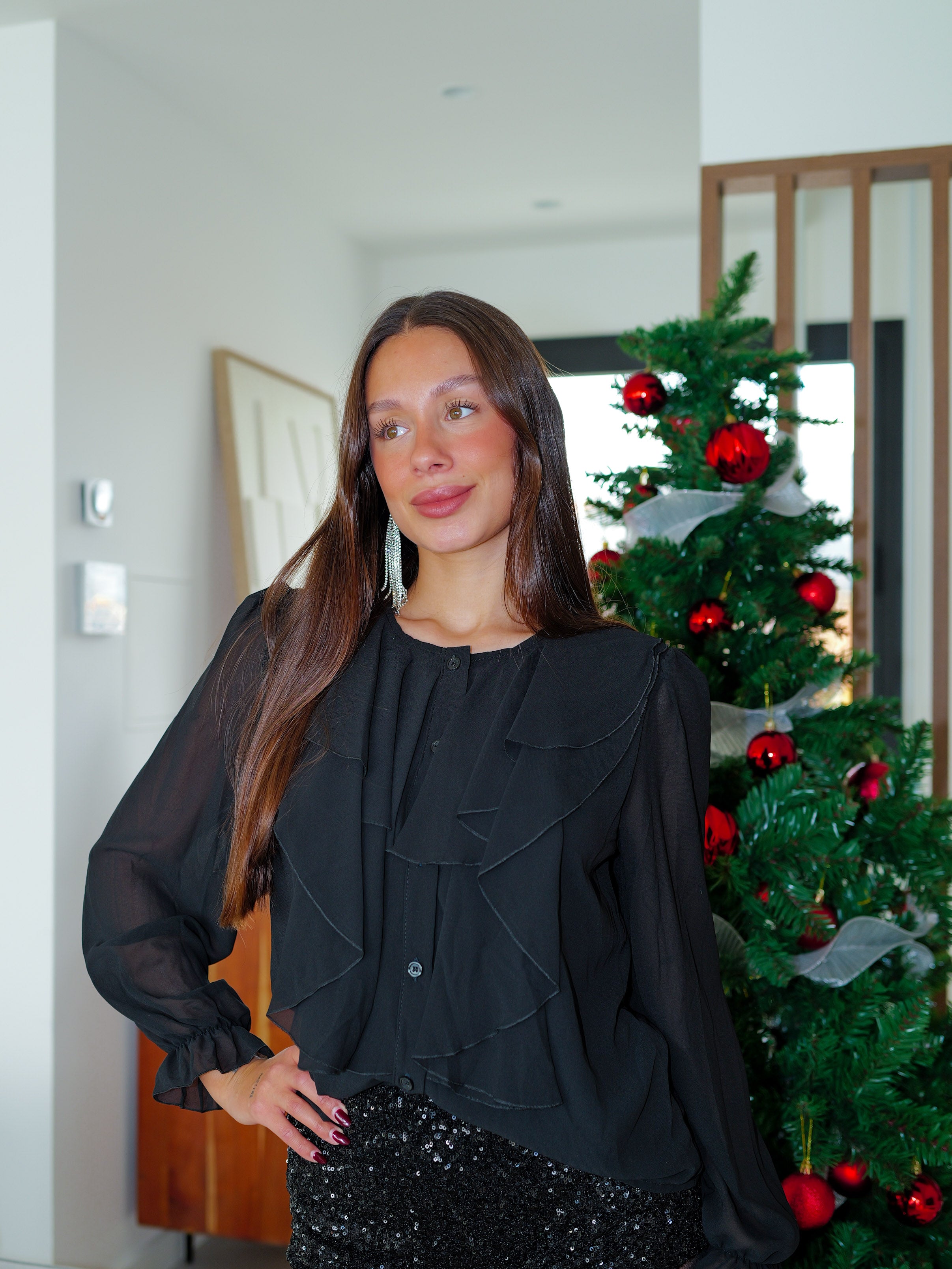 Romantica blusa nera con volant