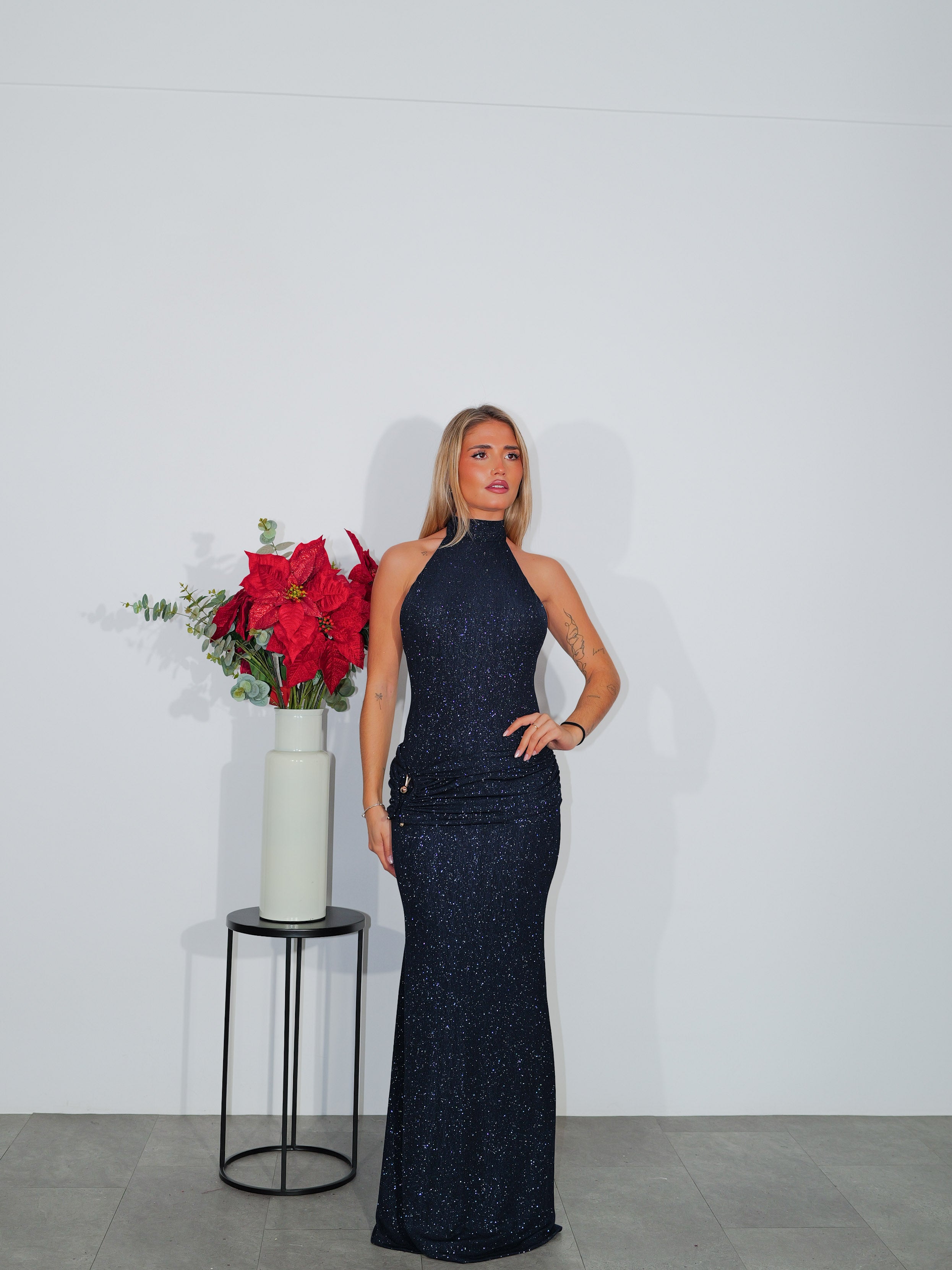 Abito in lurex color navy con dettagli sui fianchi