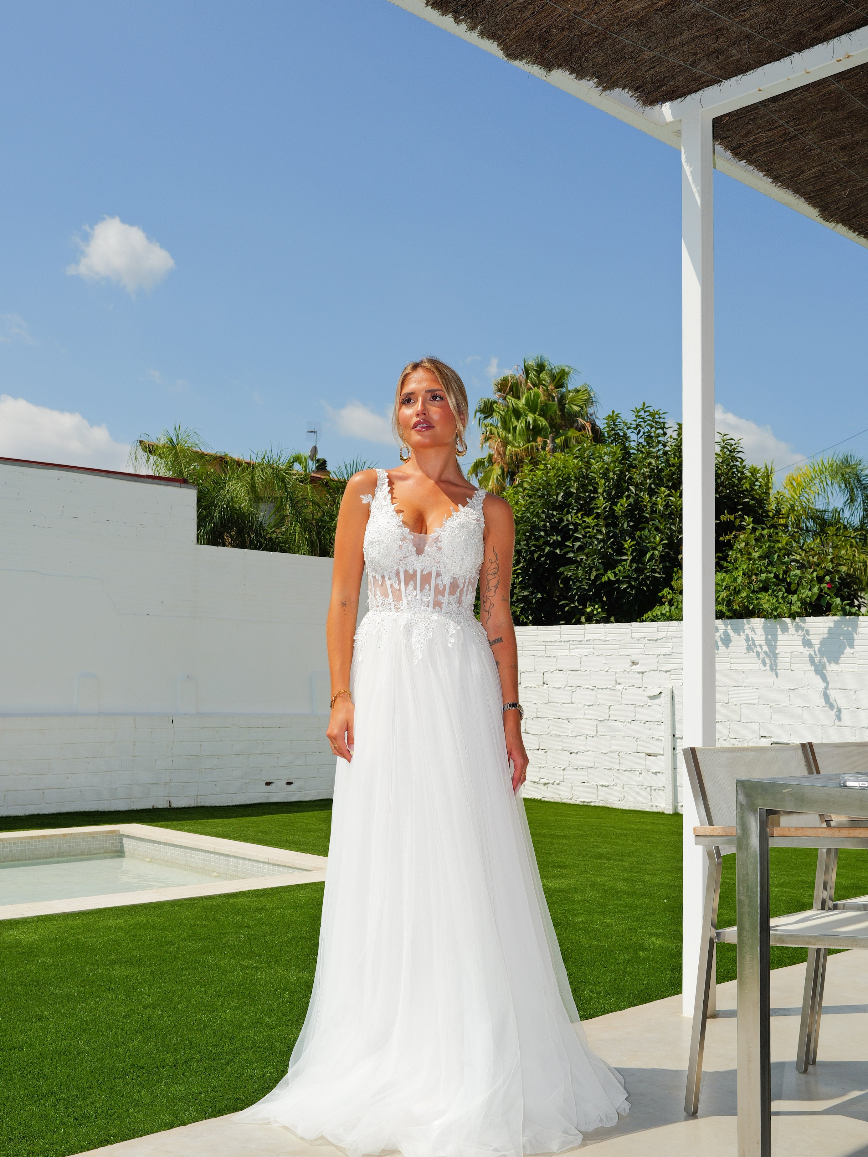 Abito corsetto con scollo a V in tulle bianco