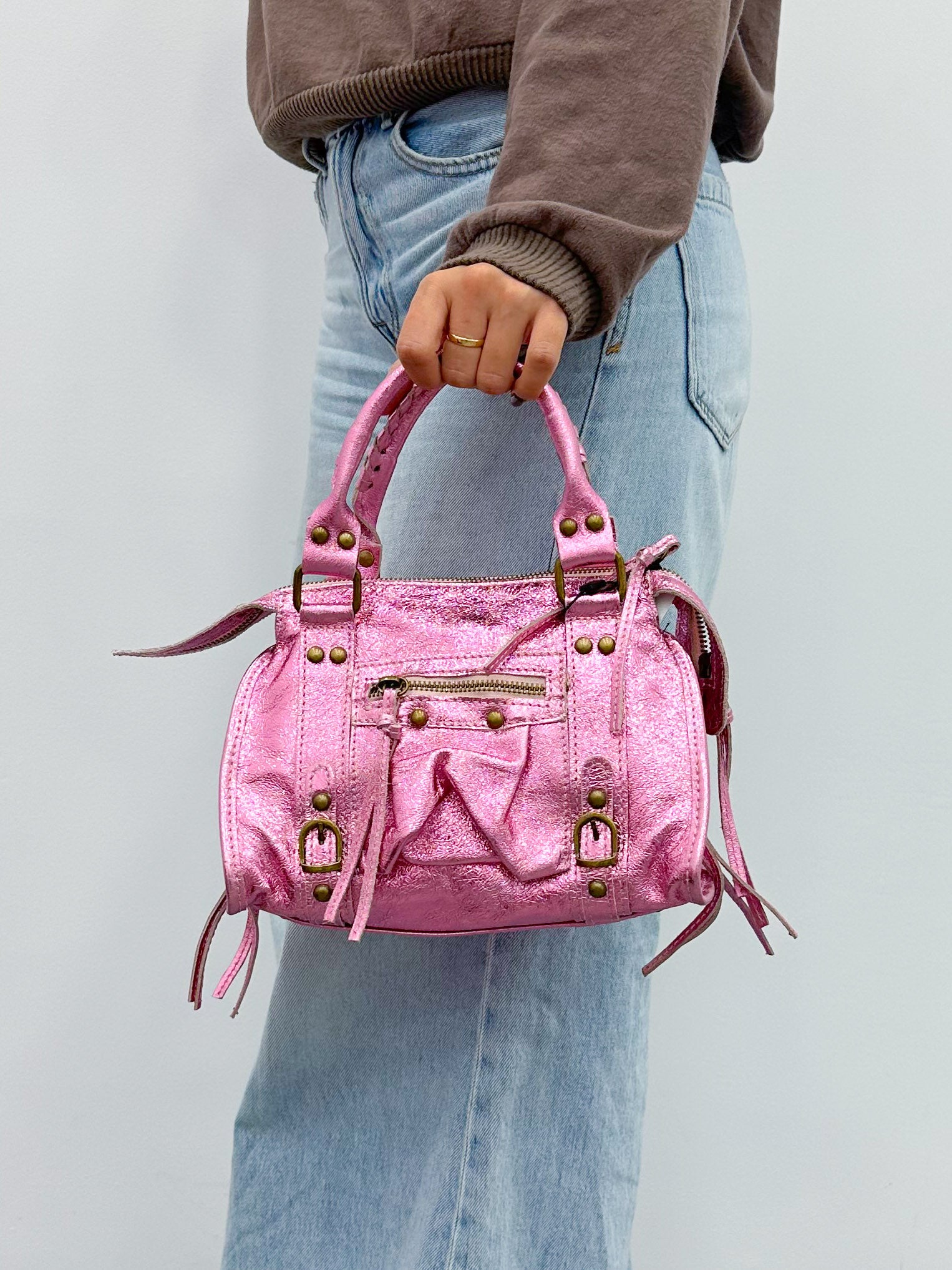 Borsa con fibbie in pelle lucida rosa