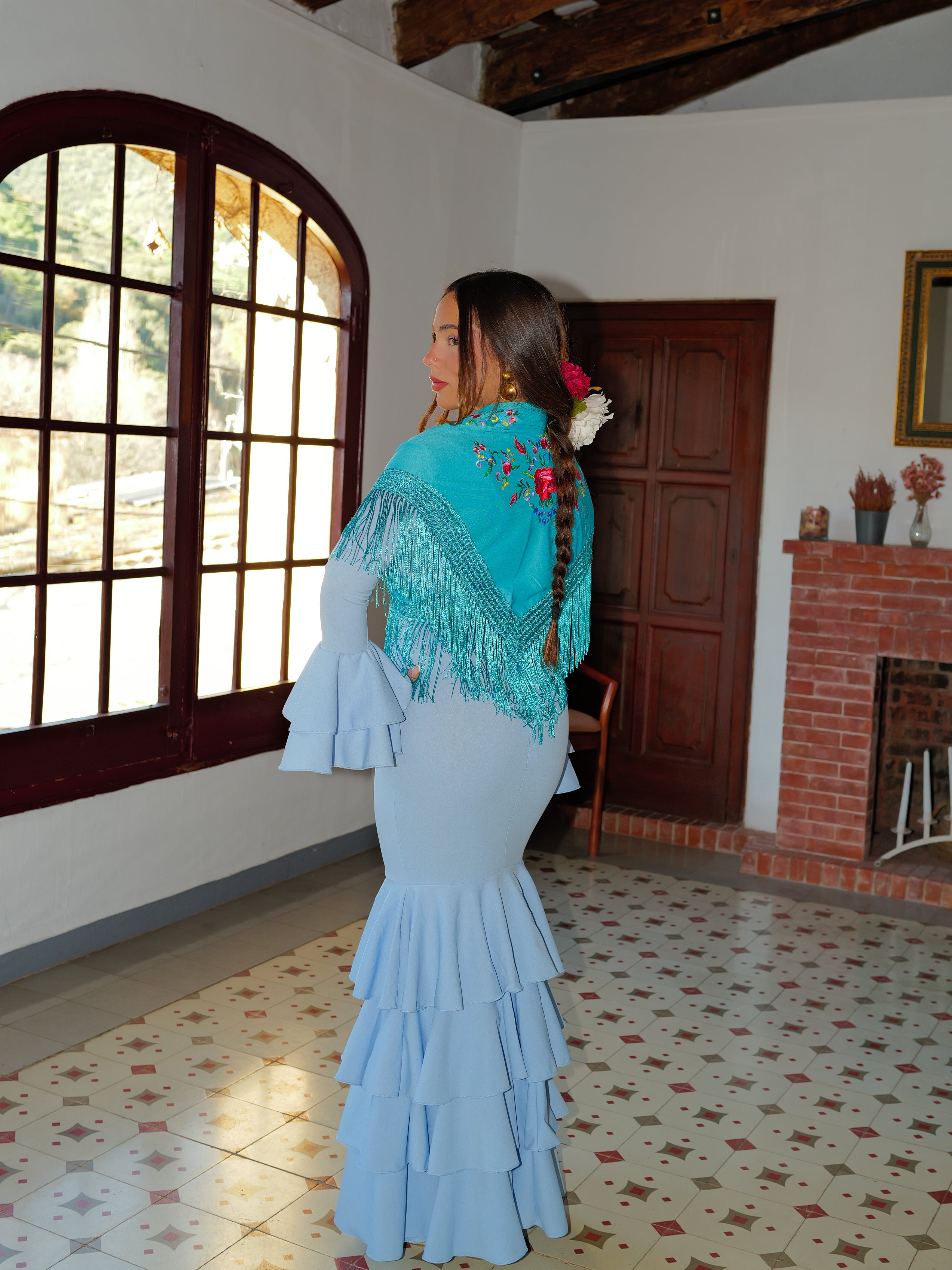 Scialle da flamenco ricamato con fiori turchesi
