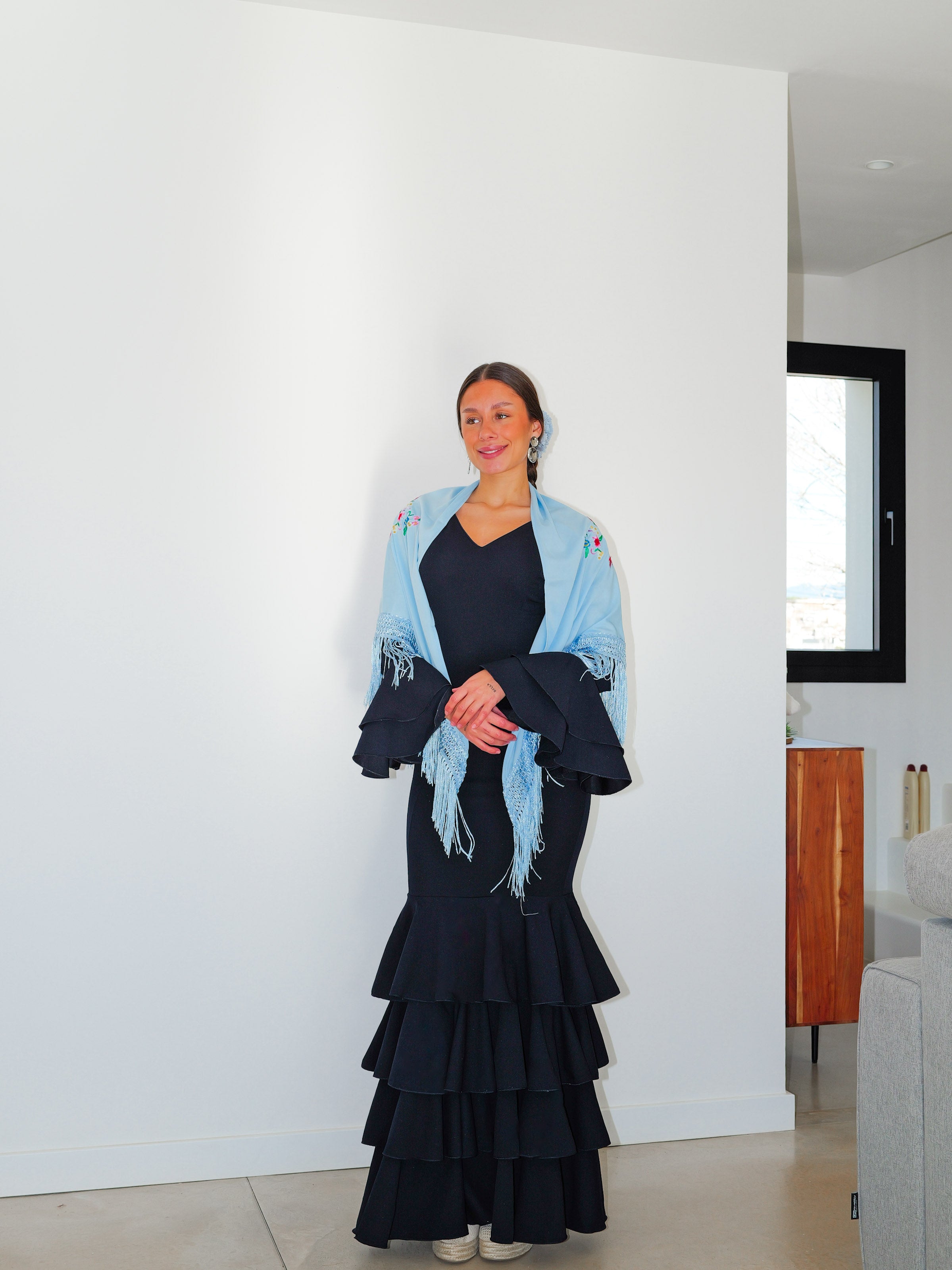 Scialle flamenco ricamato con fiori celeste