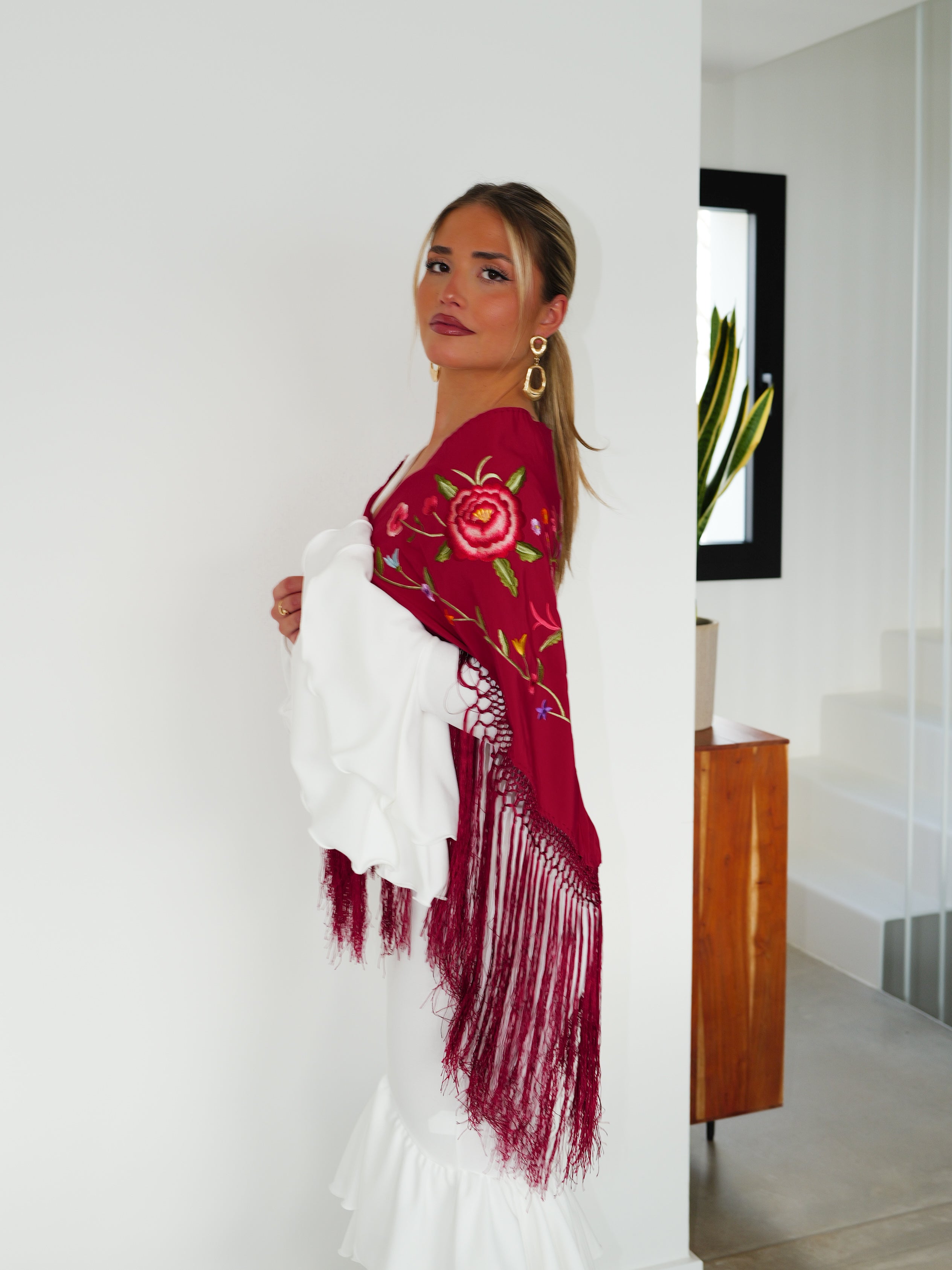 Abito da flamenco asimmetrico con balze bianche