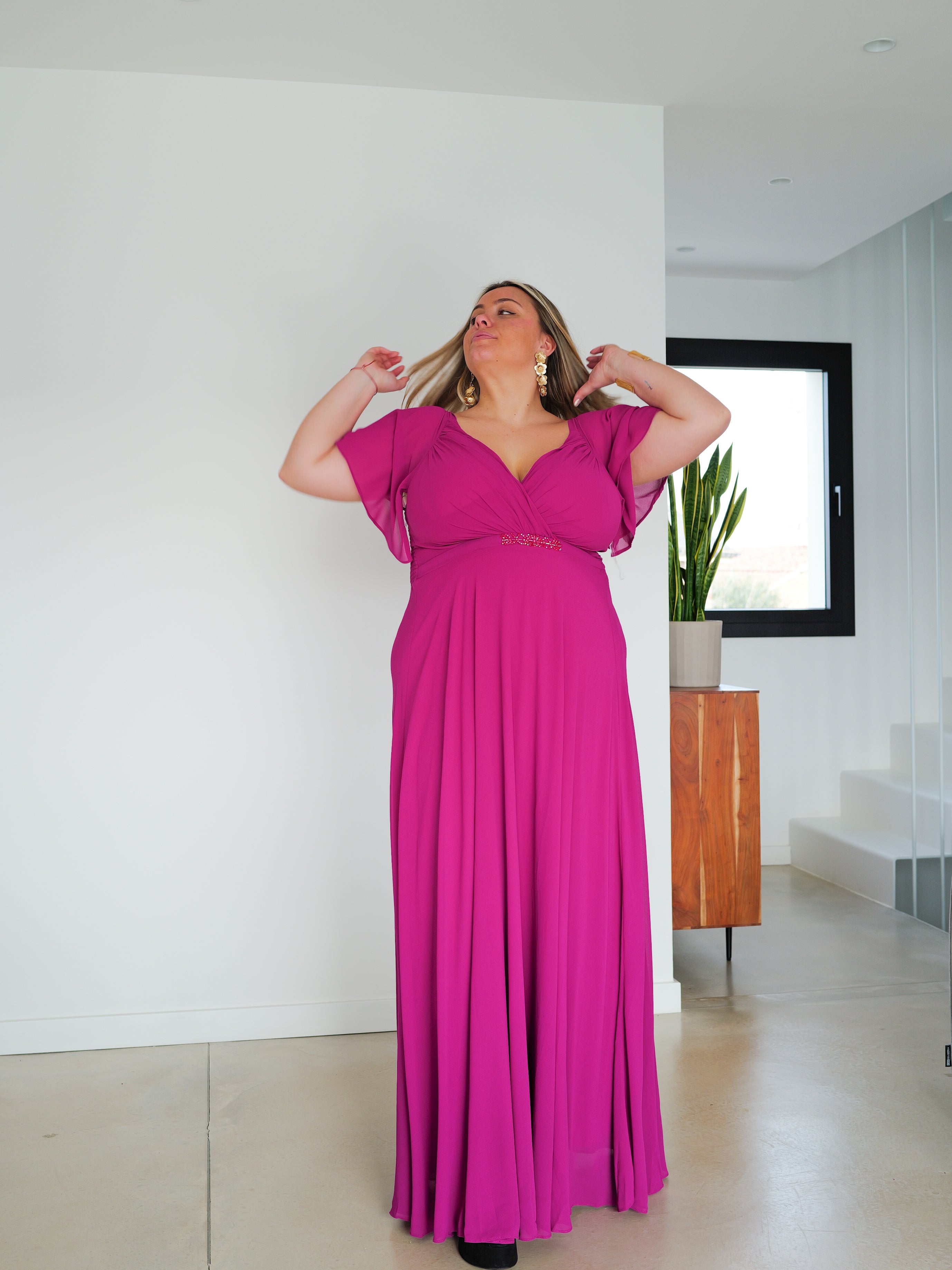 Abito amarena con maniche in chiffon