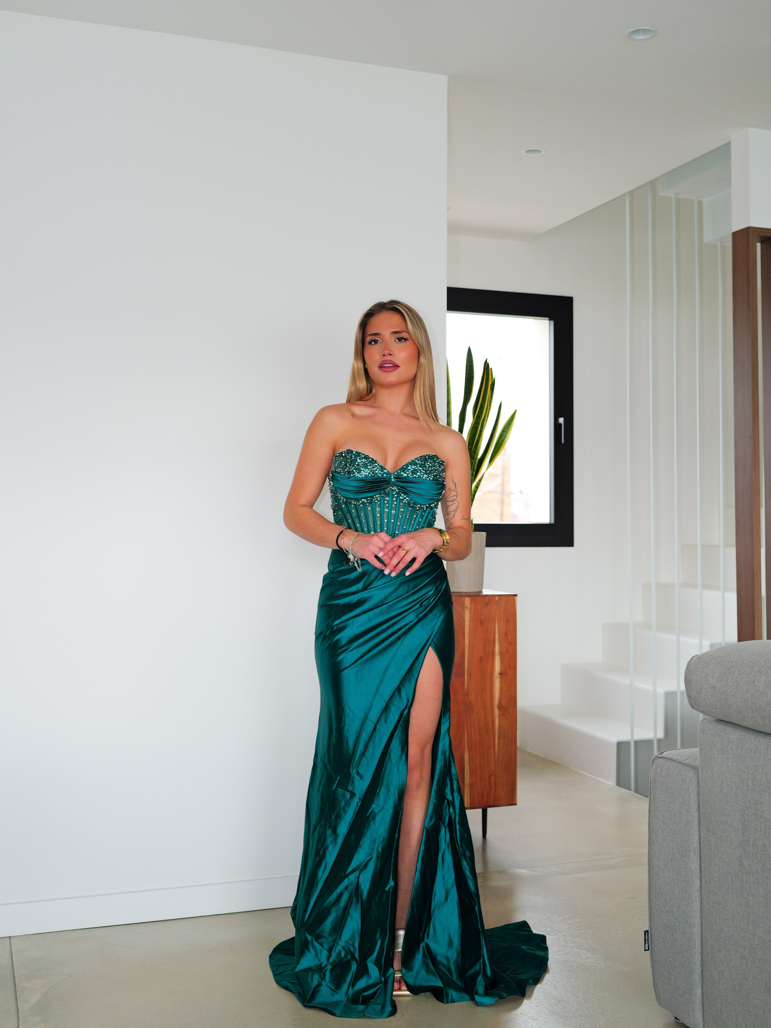 Abito a sirena in raso con strass a bottiglia