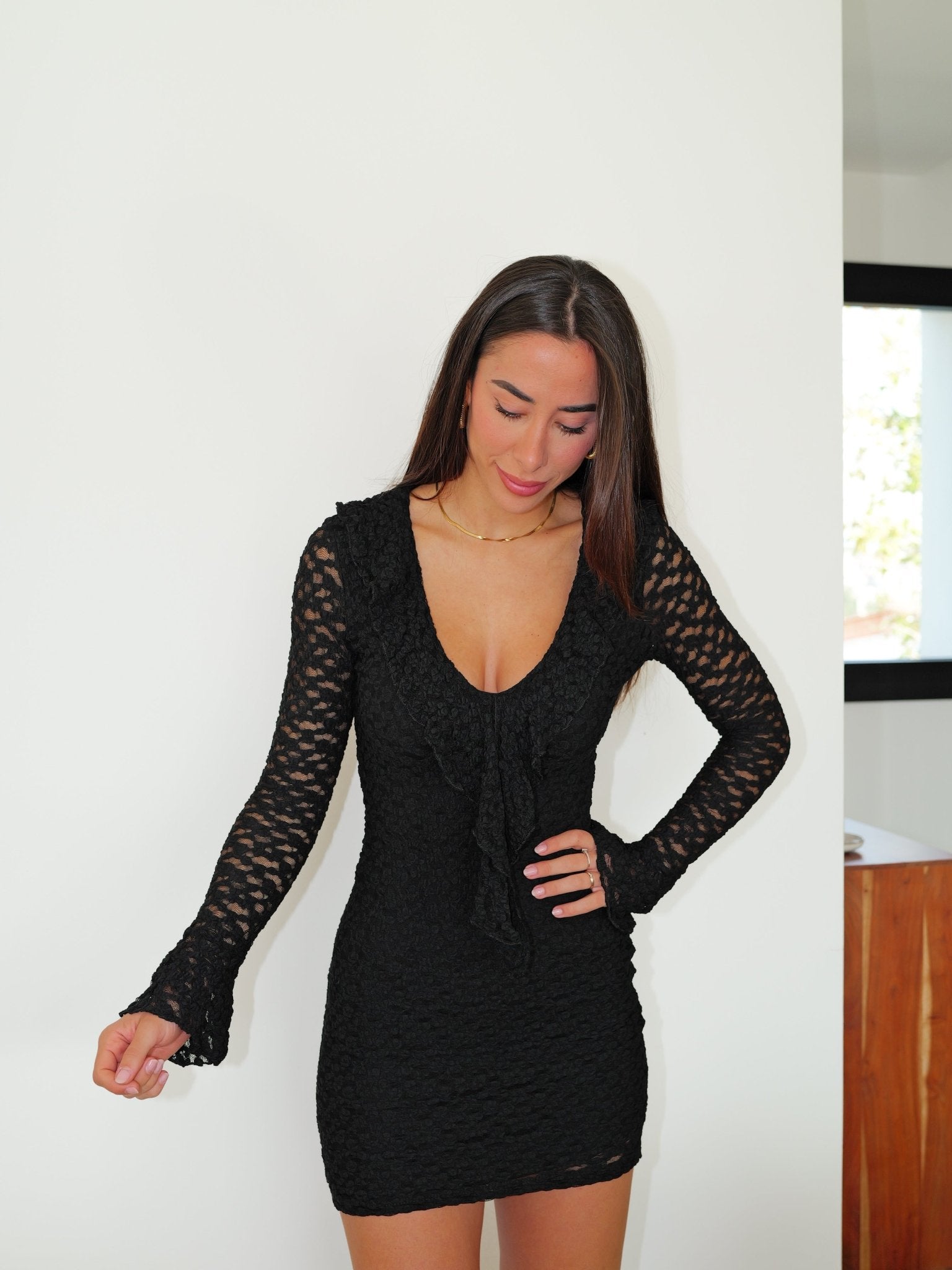 Abito mini con collo a V in pizzo nero - SORELLAS