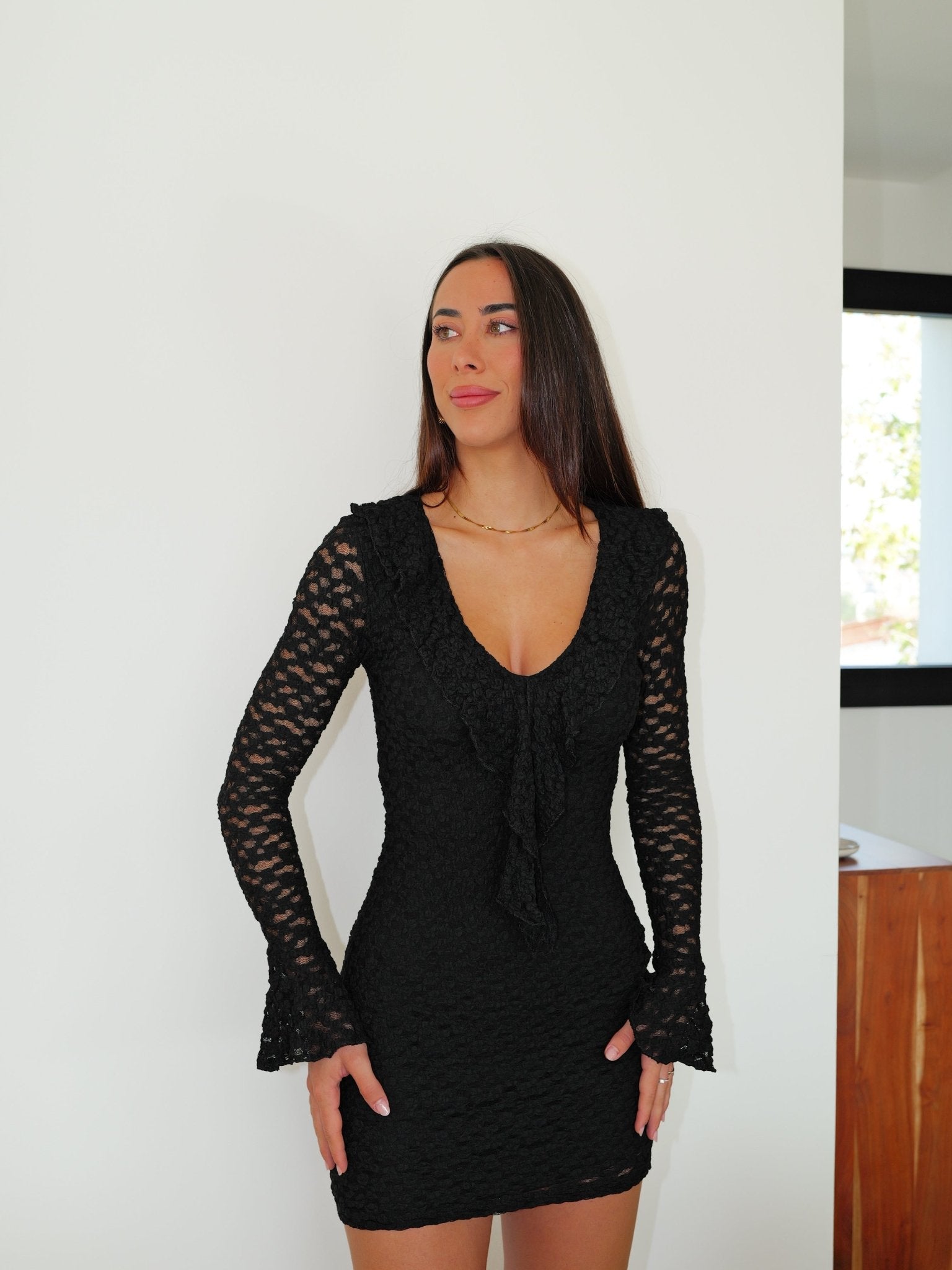 Abito mini con collo a V in pizzo nero - SORELLAS