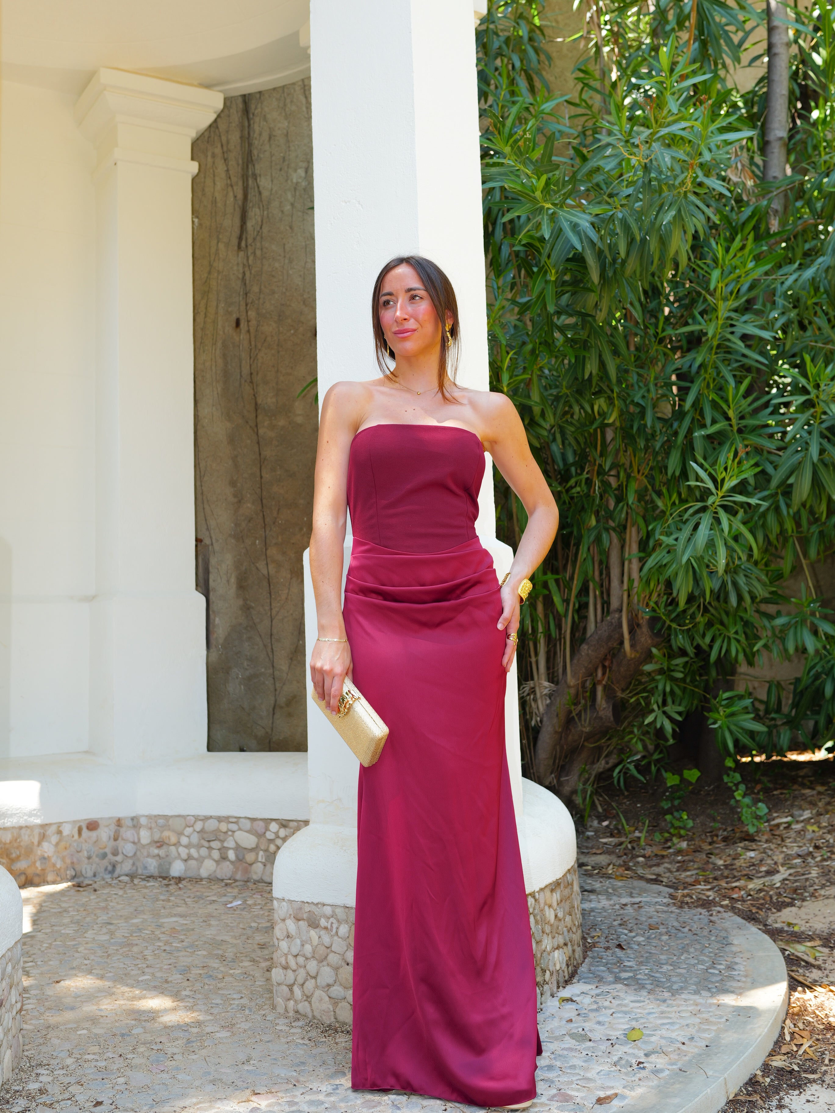 Abito bordeaux in raso senza spalline