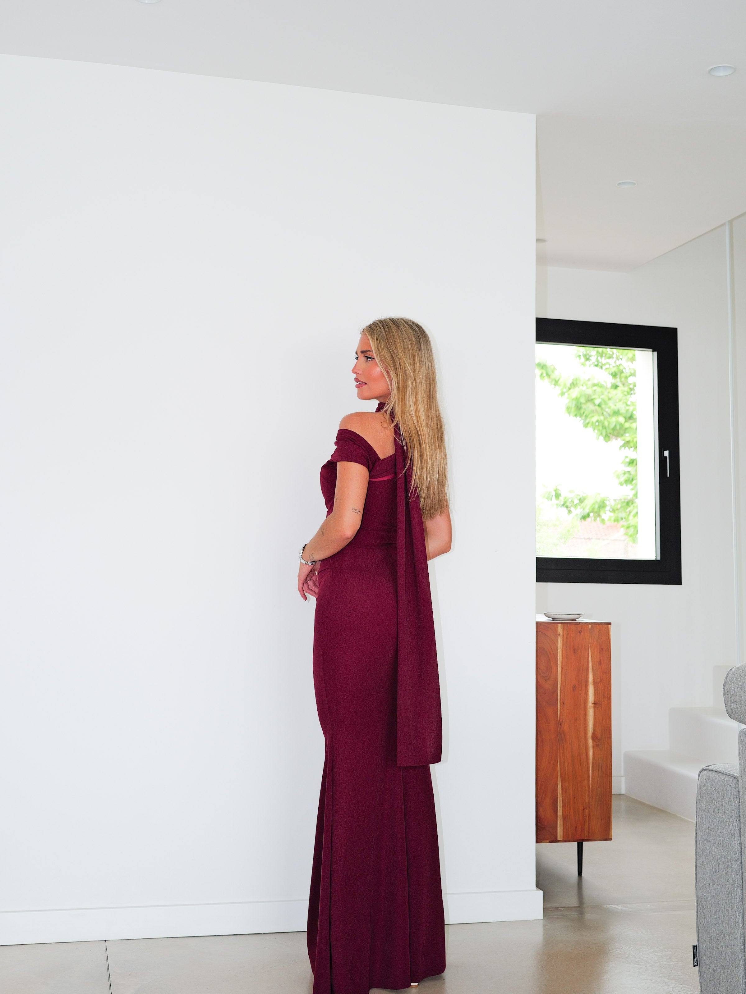 Abito girocollo asimmetrico bordeaux con arricciatura asimmetrica