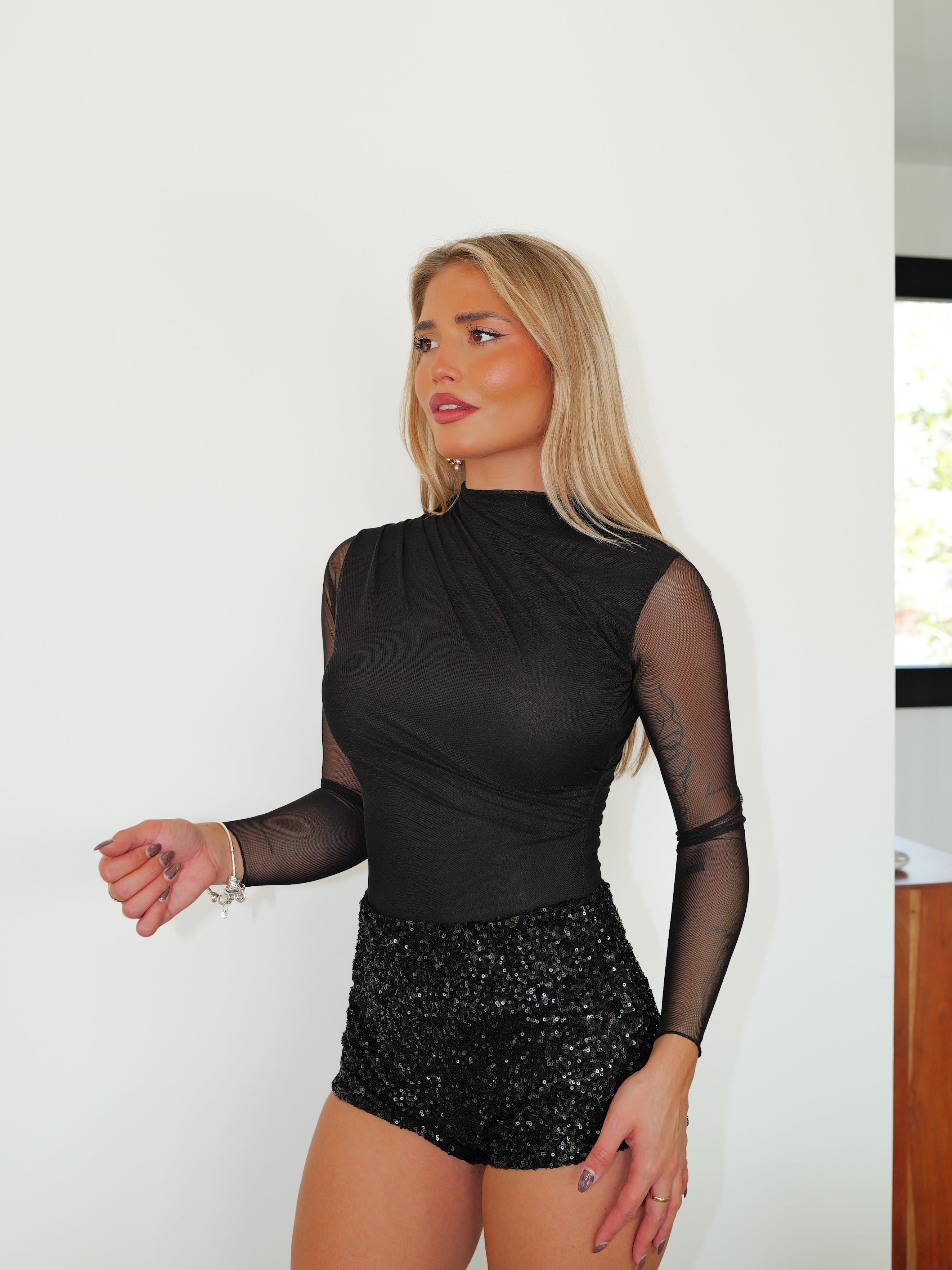 Body con maniche in tulle nero