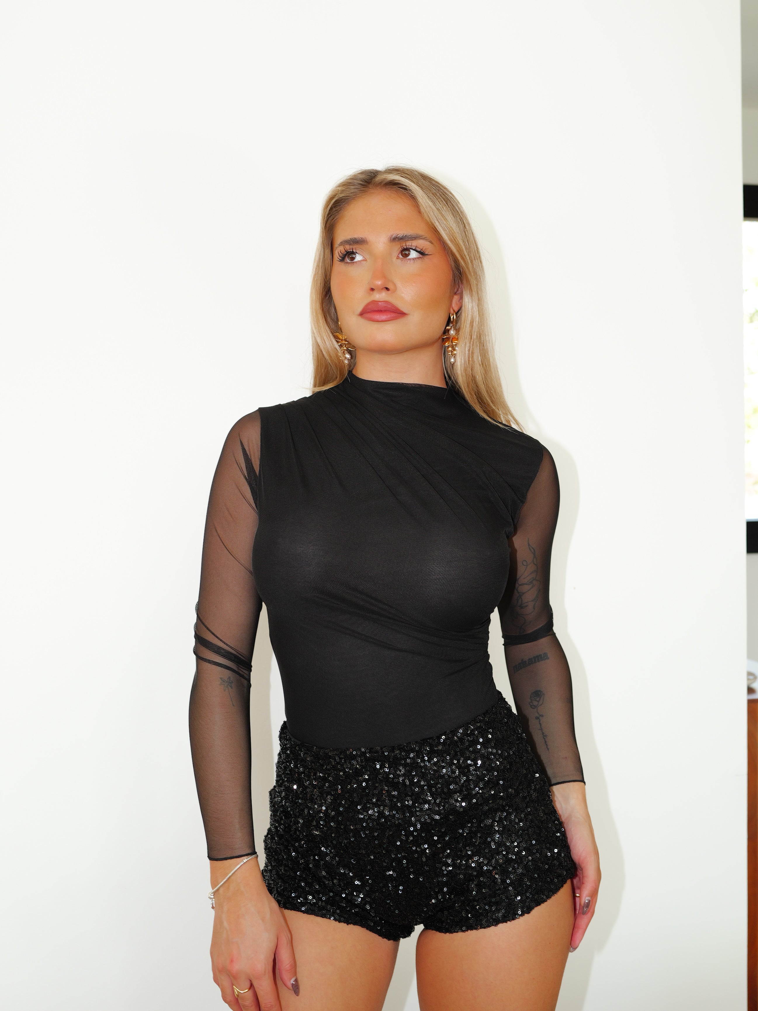 Body con maniche in tulle nero