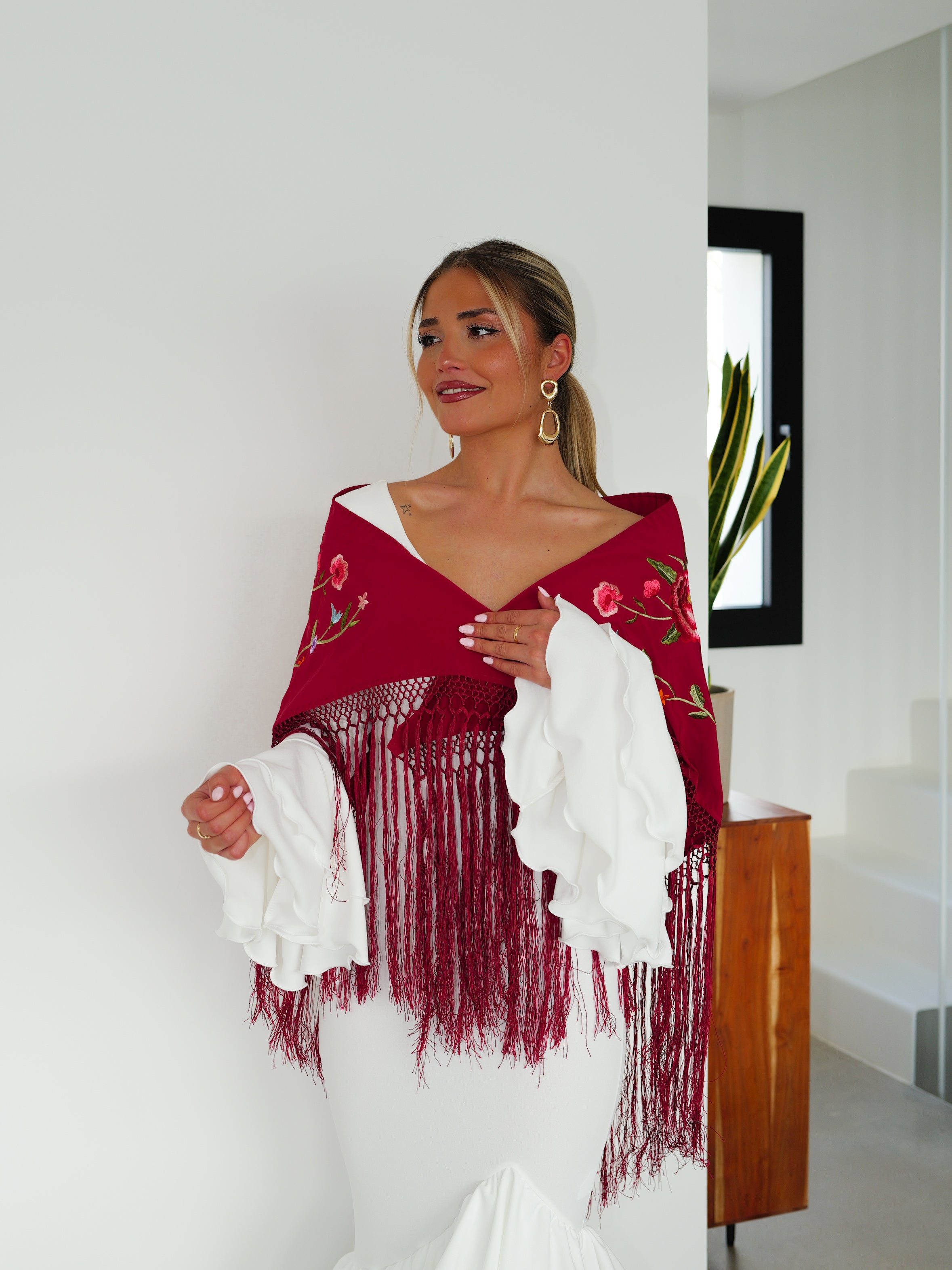 Abito da flamenco asimmetrico con balze bianche