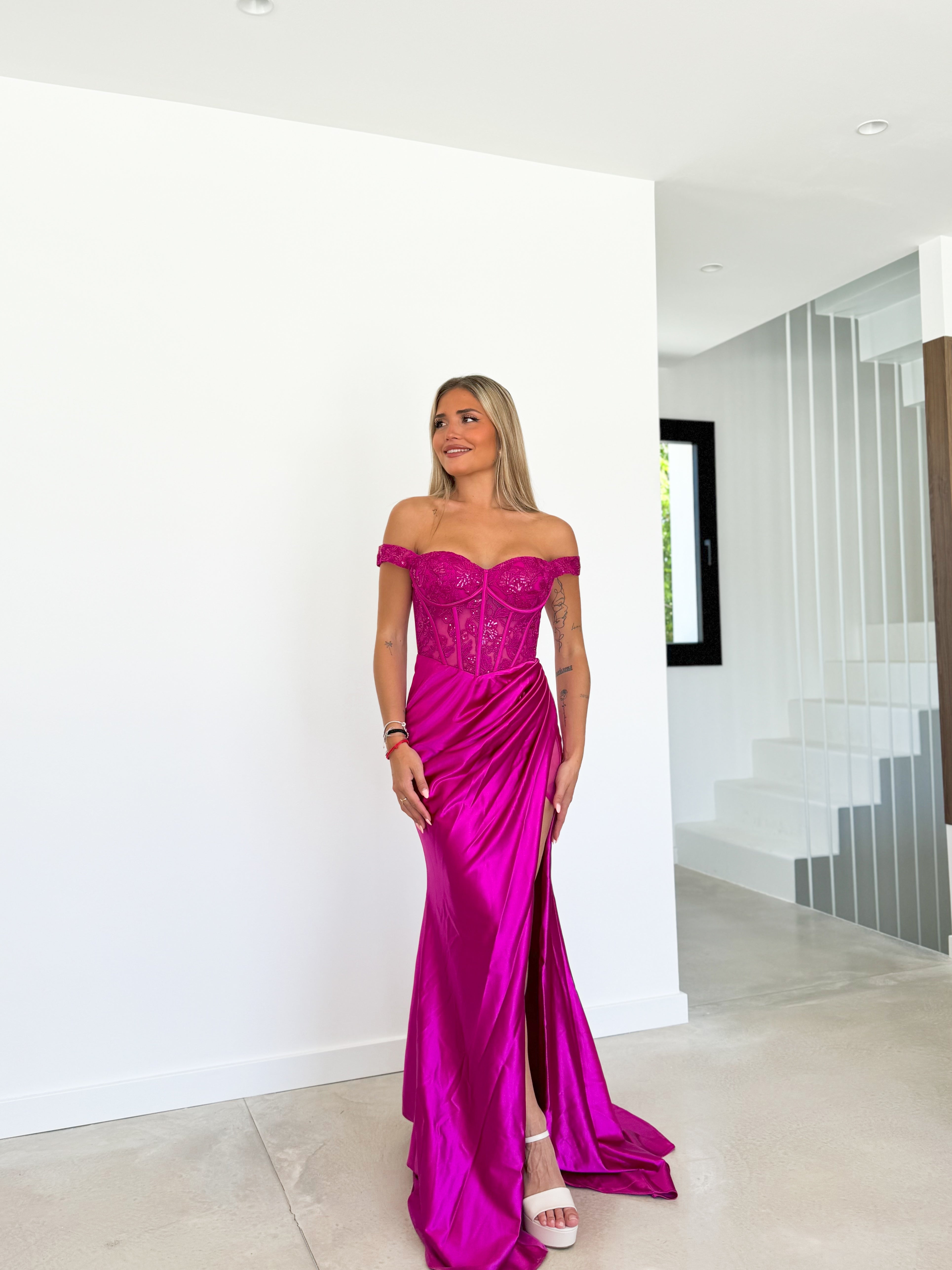 Abito in raso con maniche in pizzo fucsia