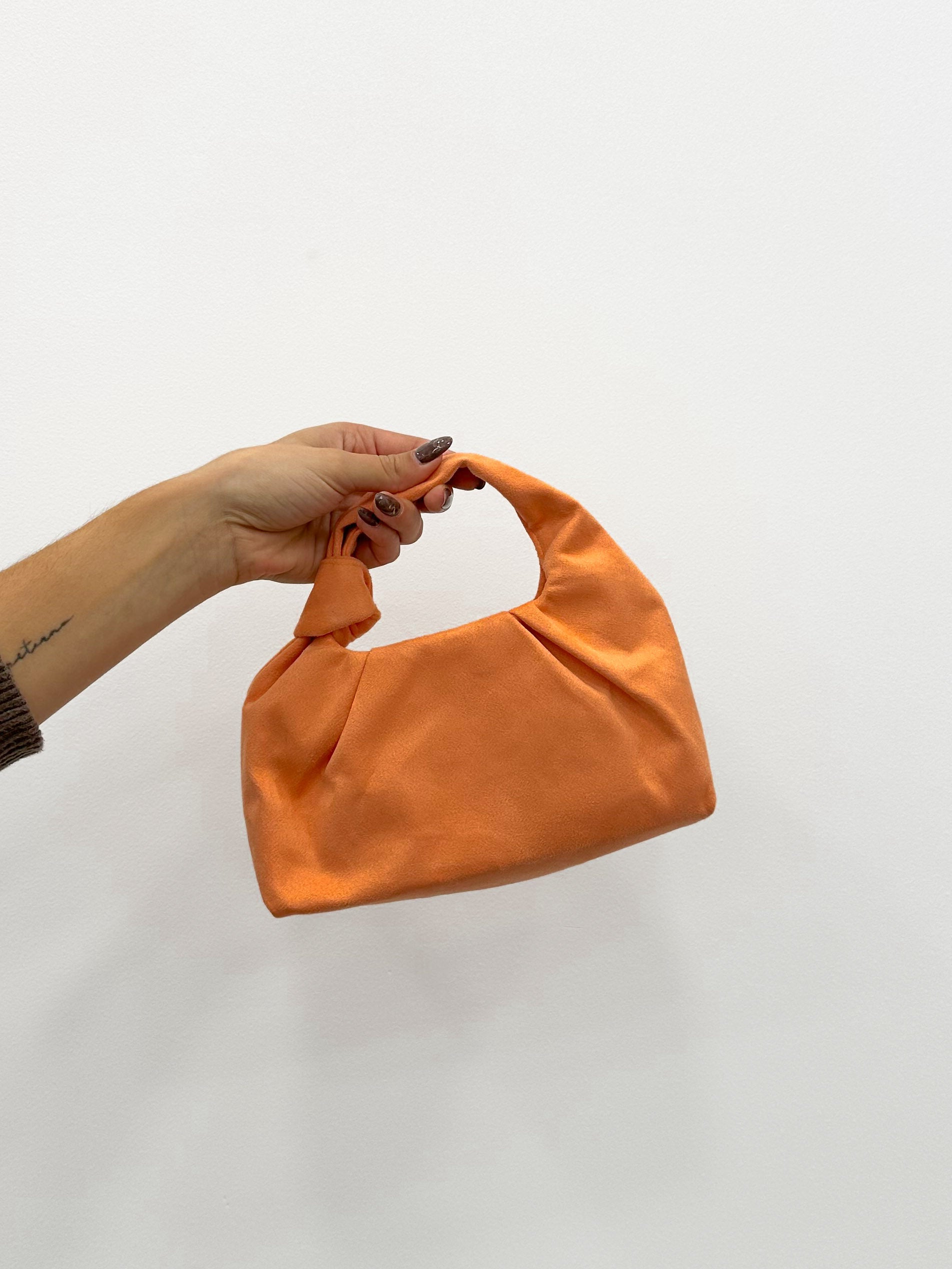 Pochette in pelle scamosciata con nodo salmone
