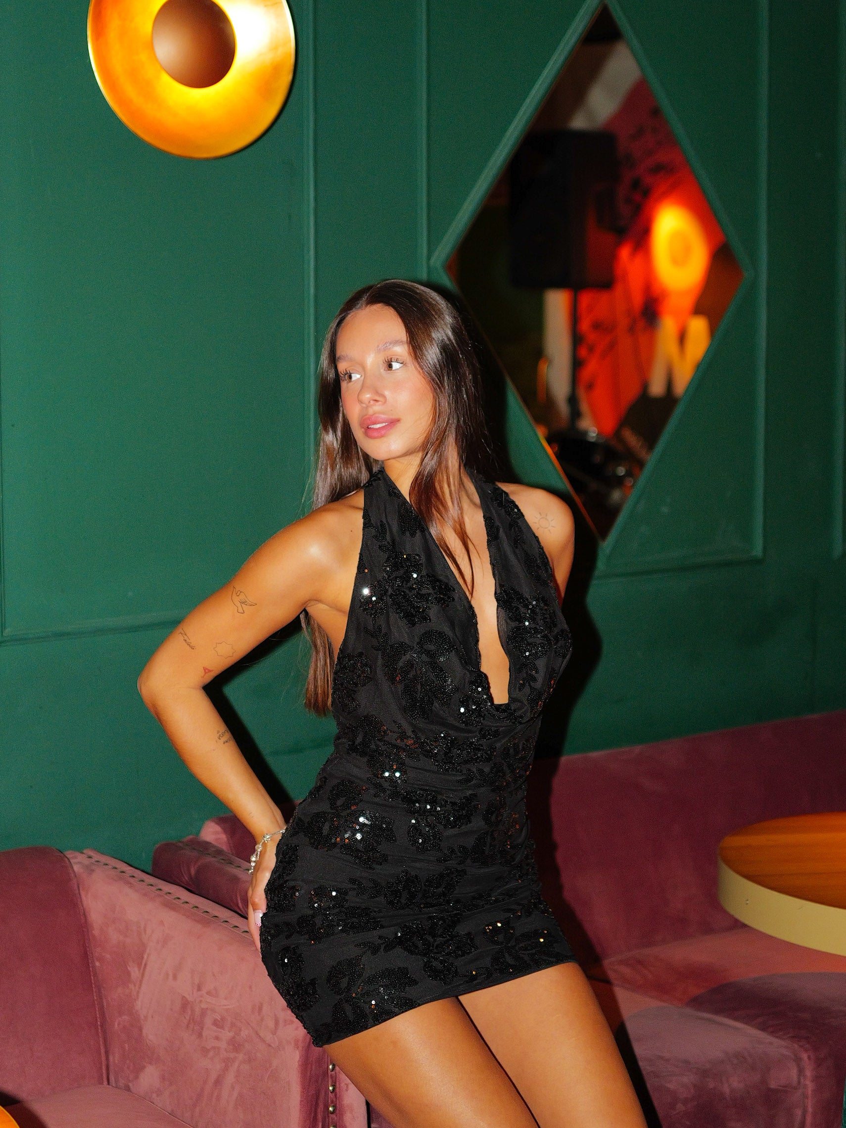 Mini abito a cascata in tulle con dettagli neri