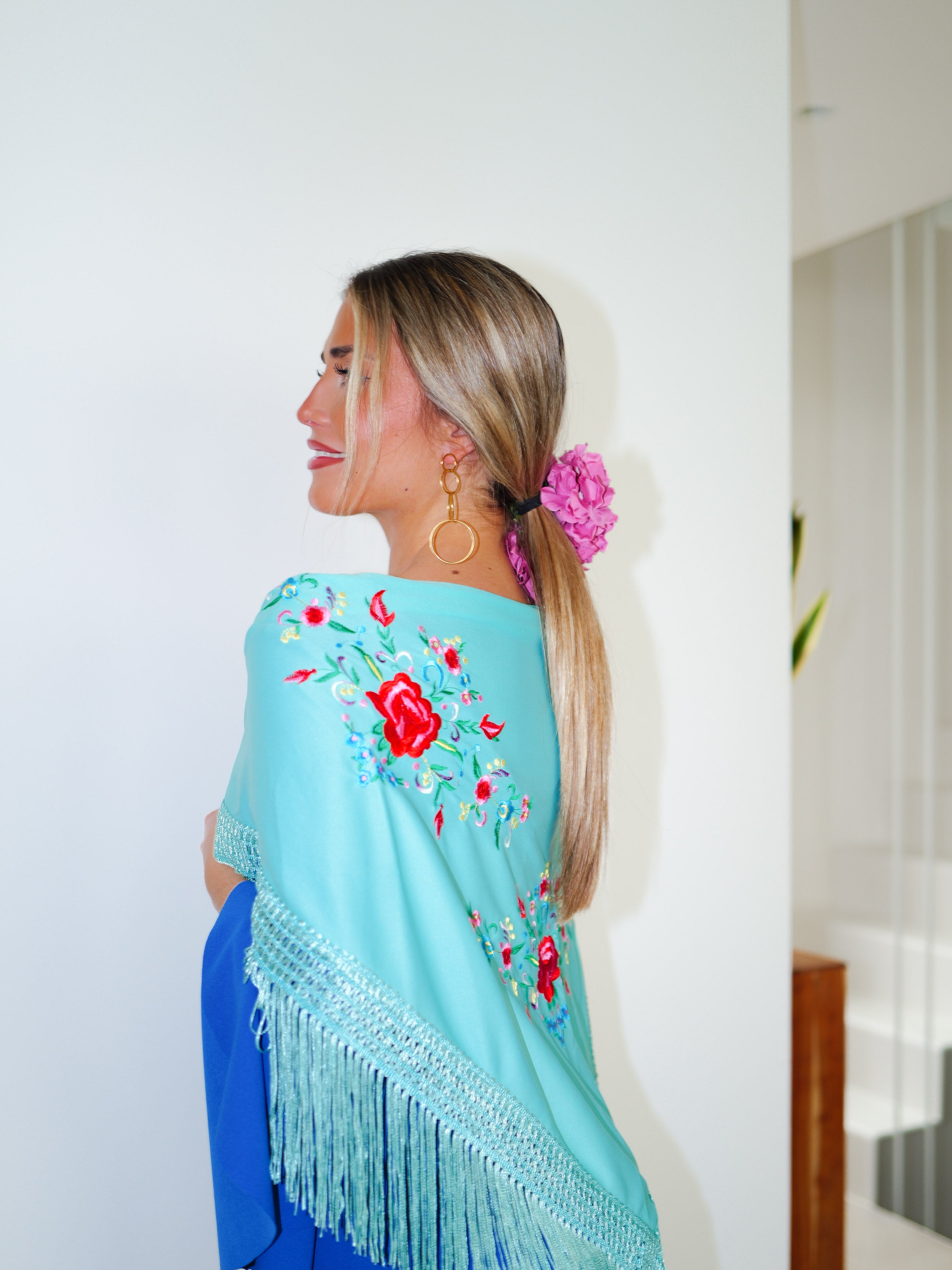 Scialle da flamenco ricamato con fiori turchesi
