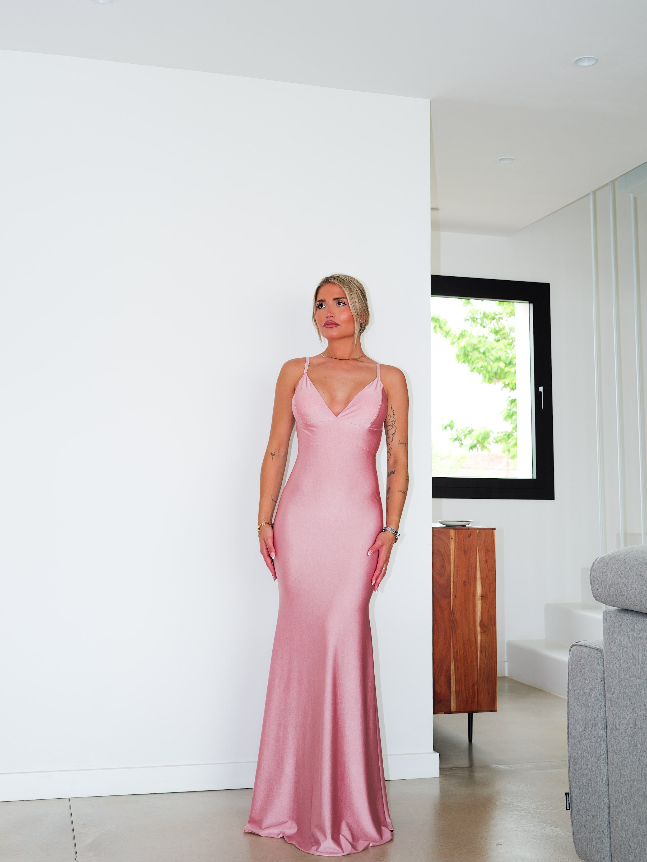 Abito a sirena rosa senza spalline sul retro