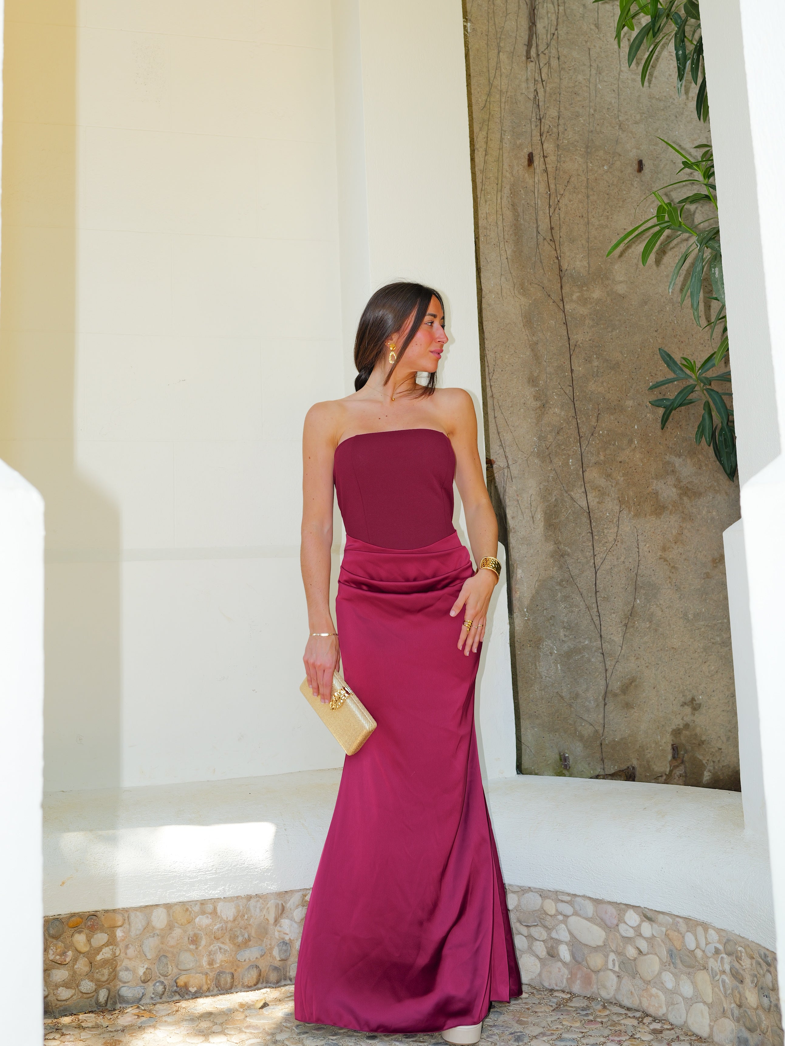 Abito bordeaux in raso senza spalline