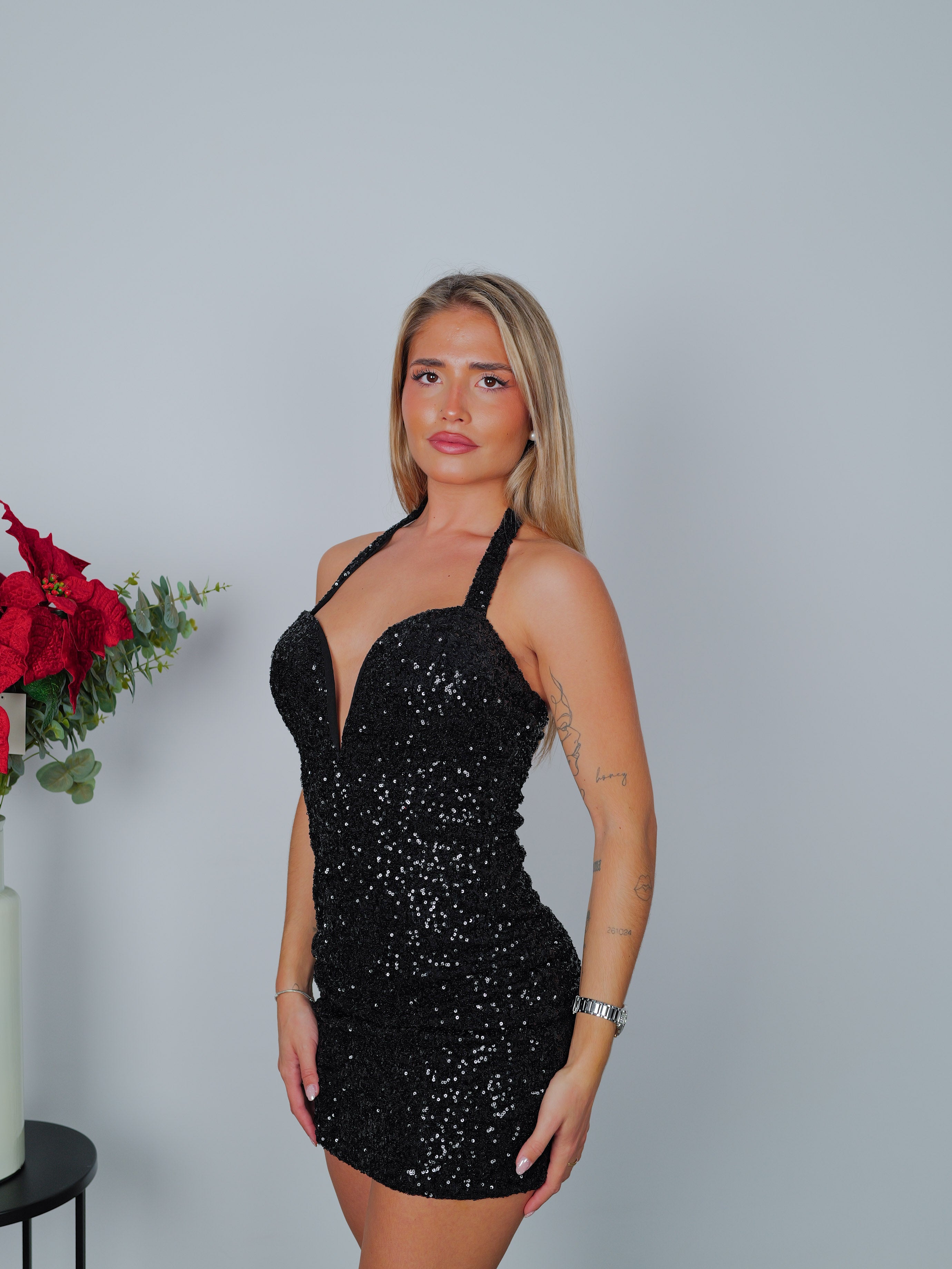 Abito nero con coppe a cuore glitterate