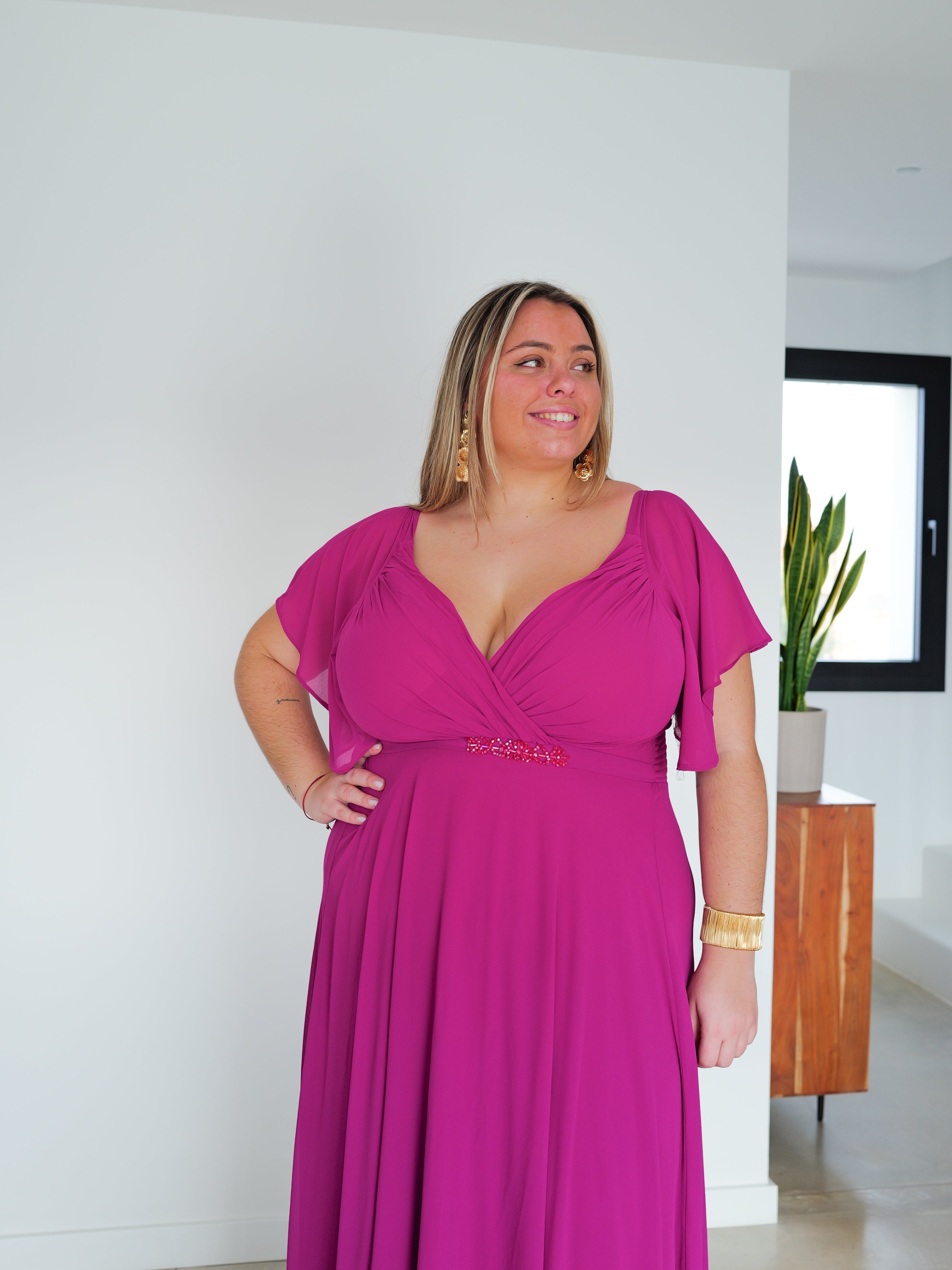 Abito amarena con maniche in chiffon