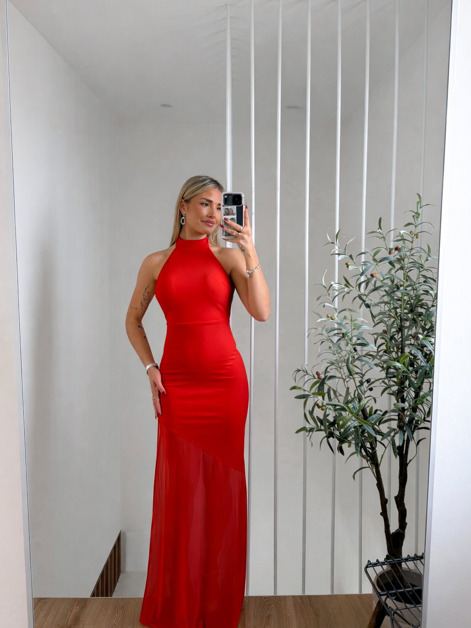 Abito con scollo all'americana e gonna in tulle rosso - SORELLAS