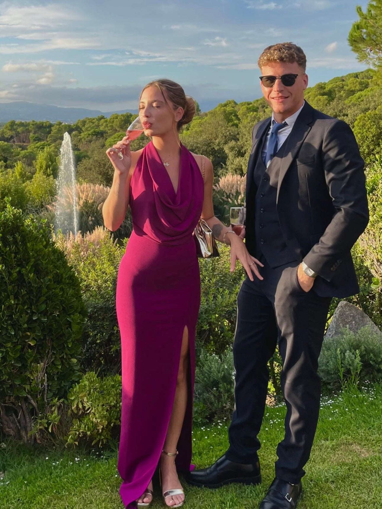 Abito a cascata in tulle color melanzana