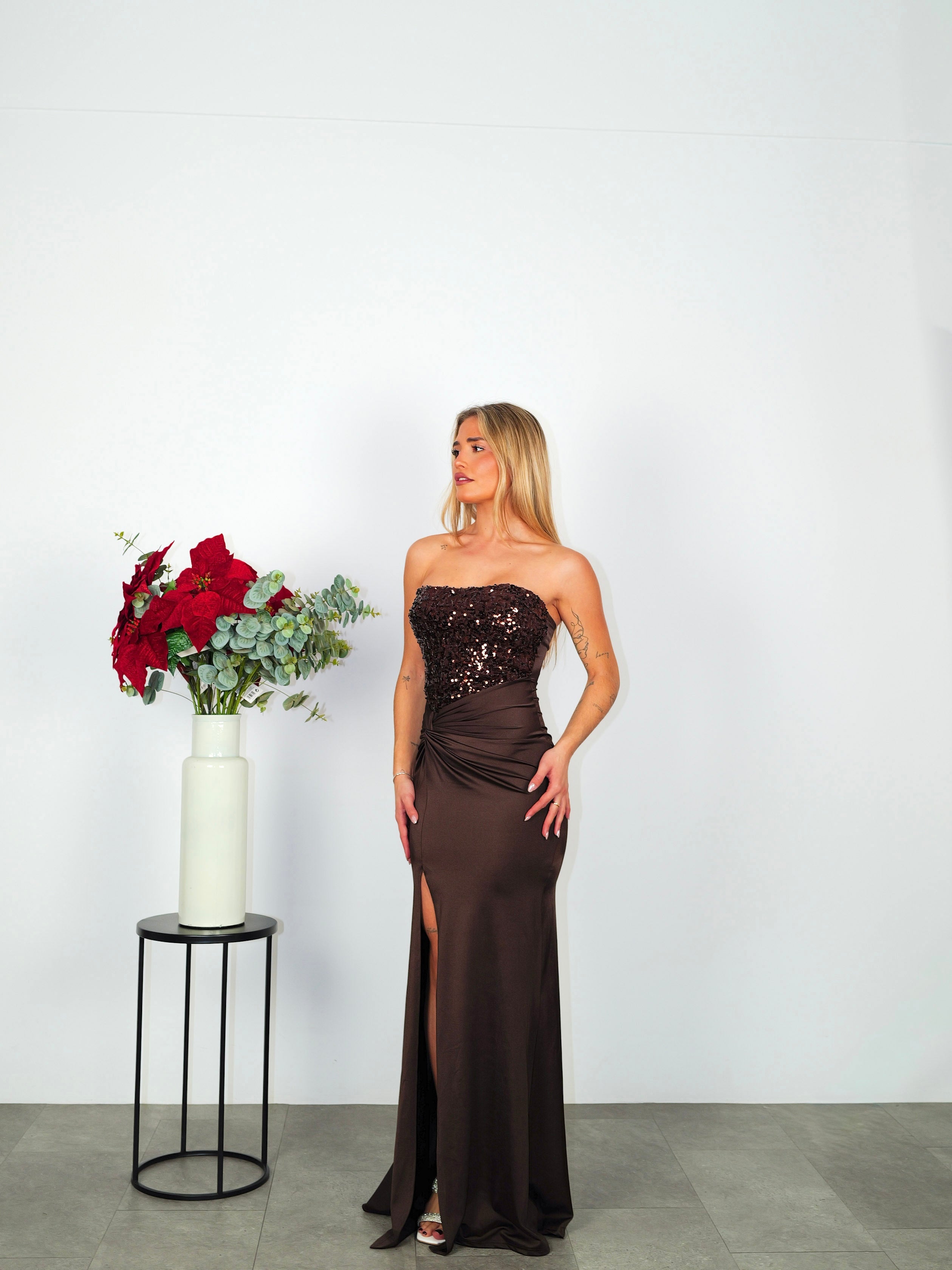 Abito lungo con corsetto e paillettes color cioccolato