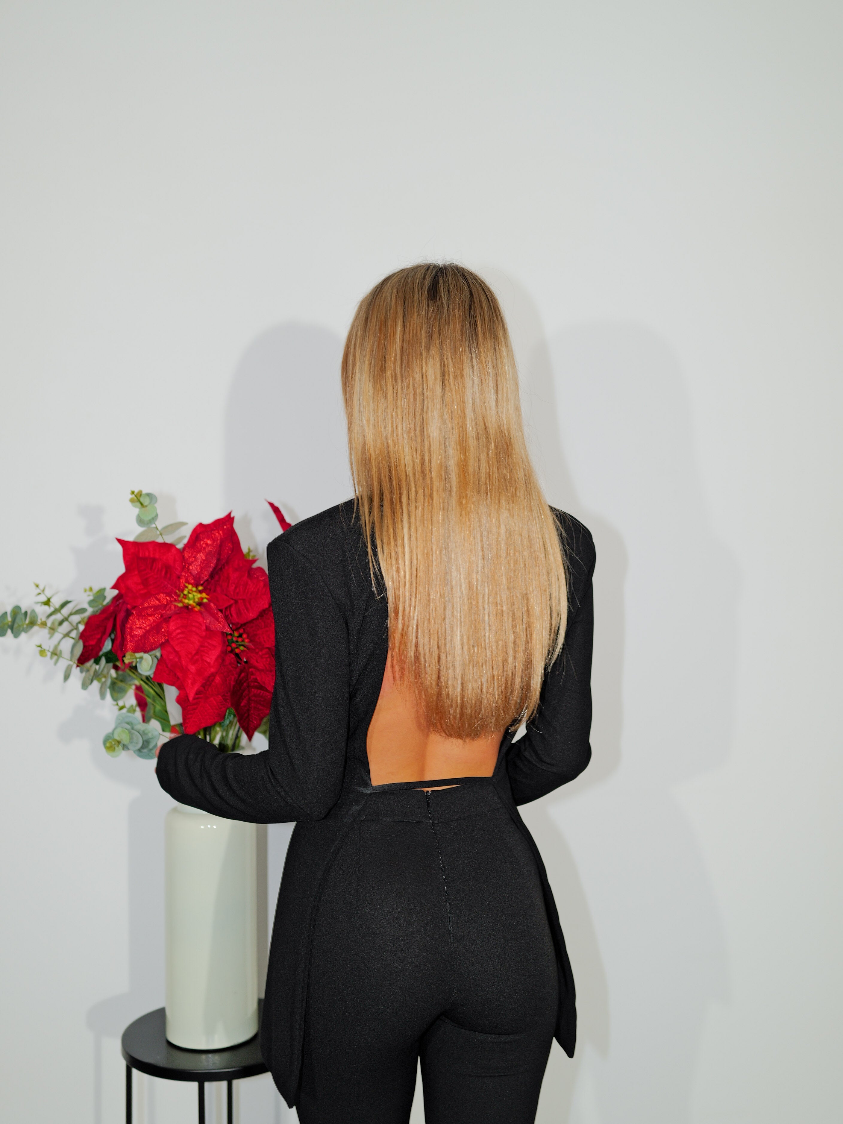 Blazer nero aperto sul retro