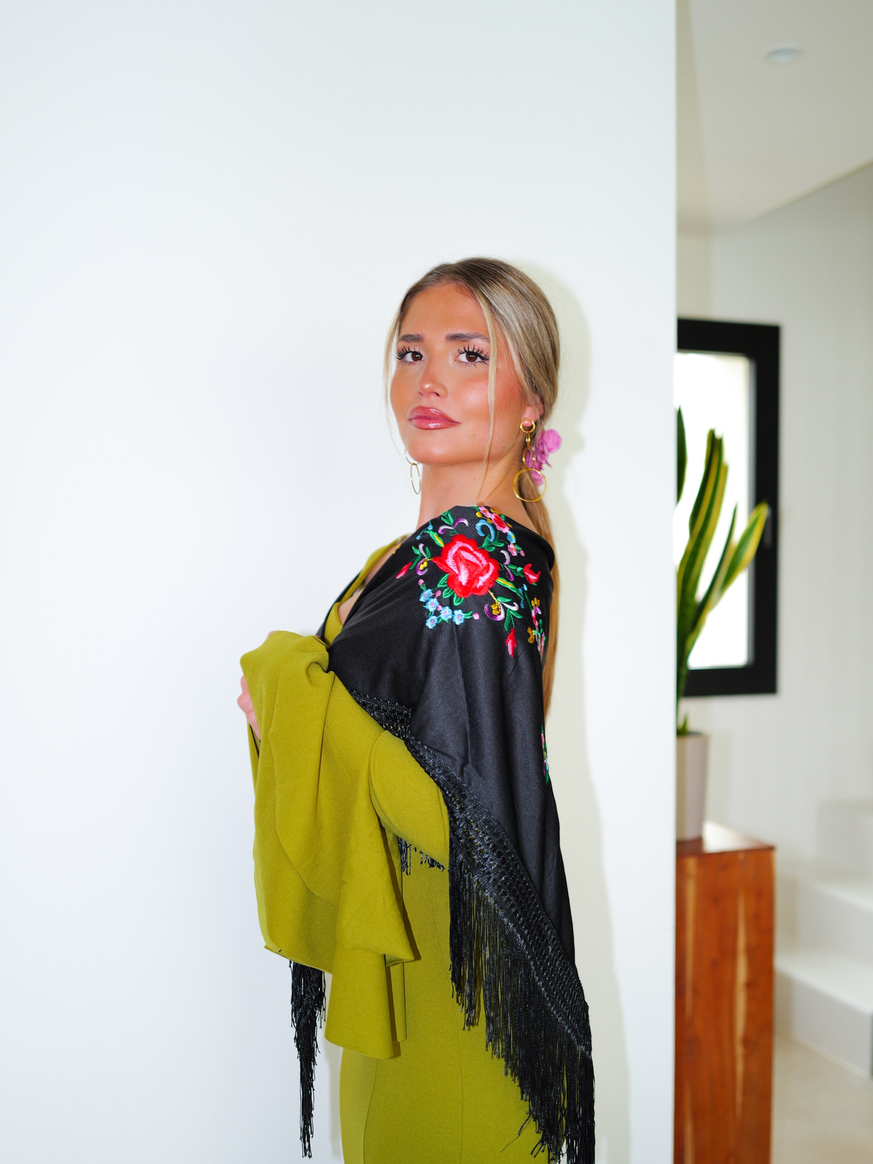 Scialle da flamenco ricamato con fiori neri