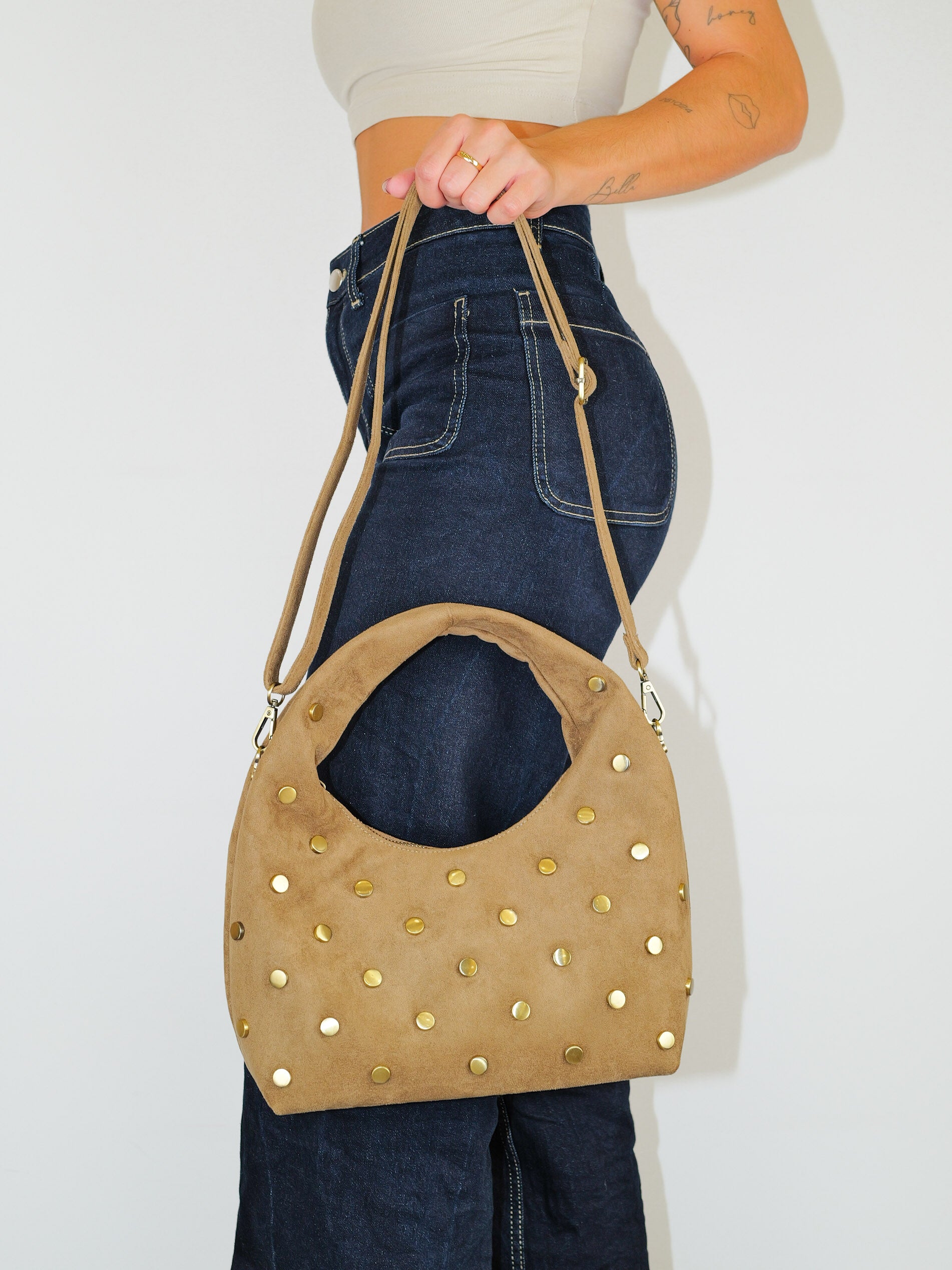 Borsa con manico con borchie dorate tostate