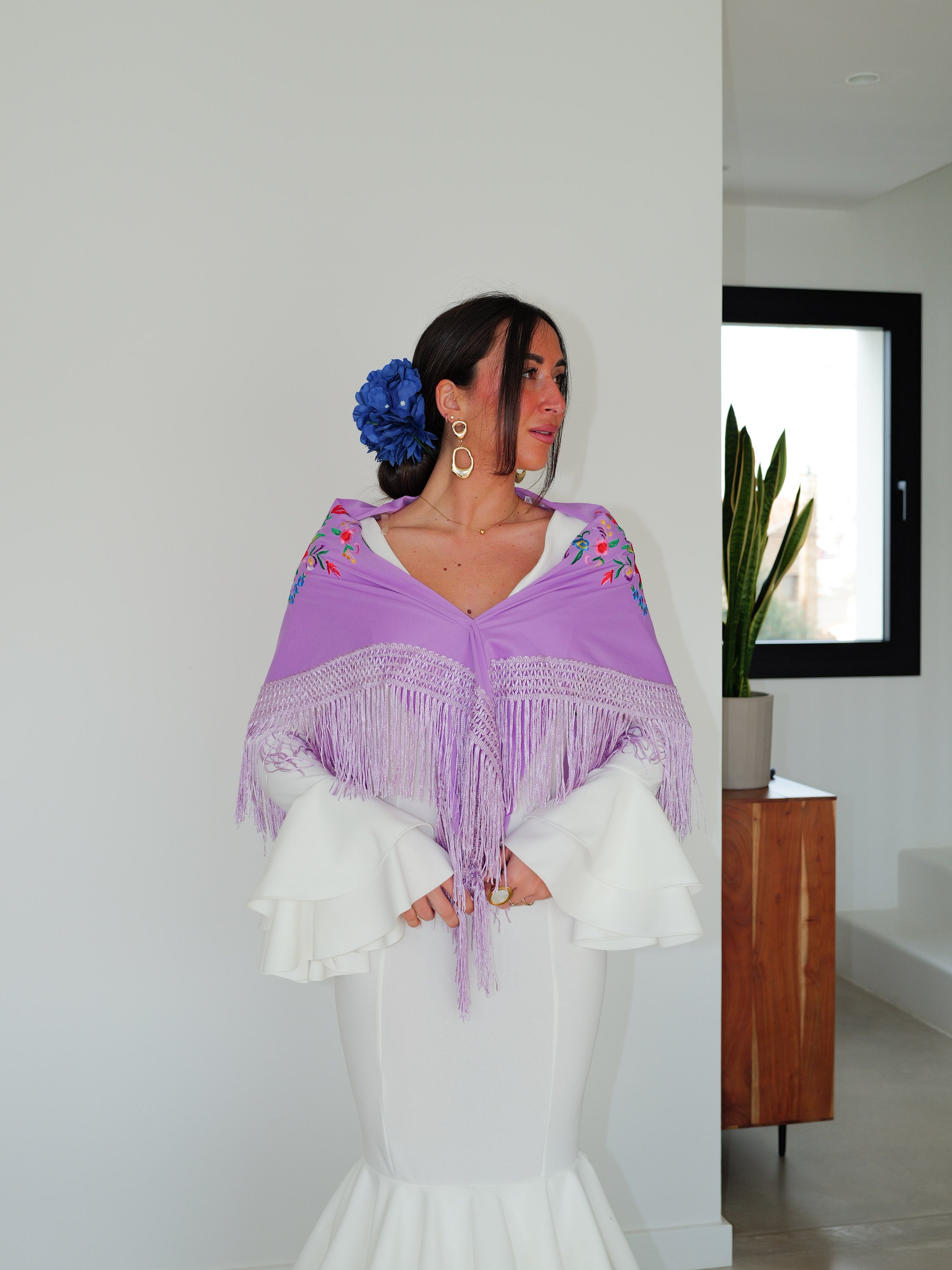 Scialle flamenco ricamato con fiori lilla